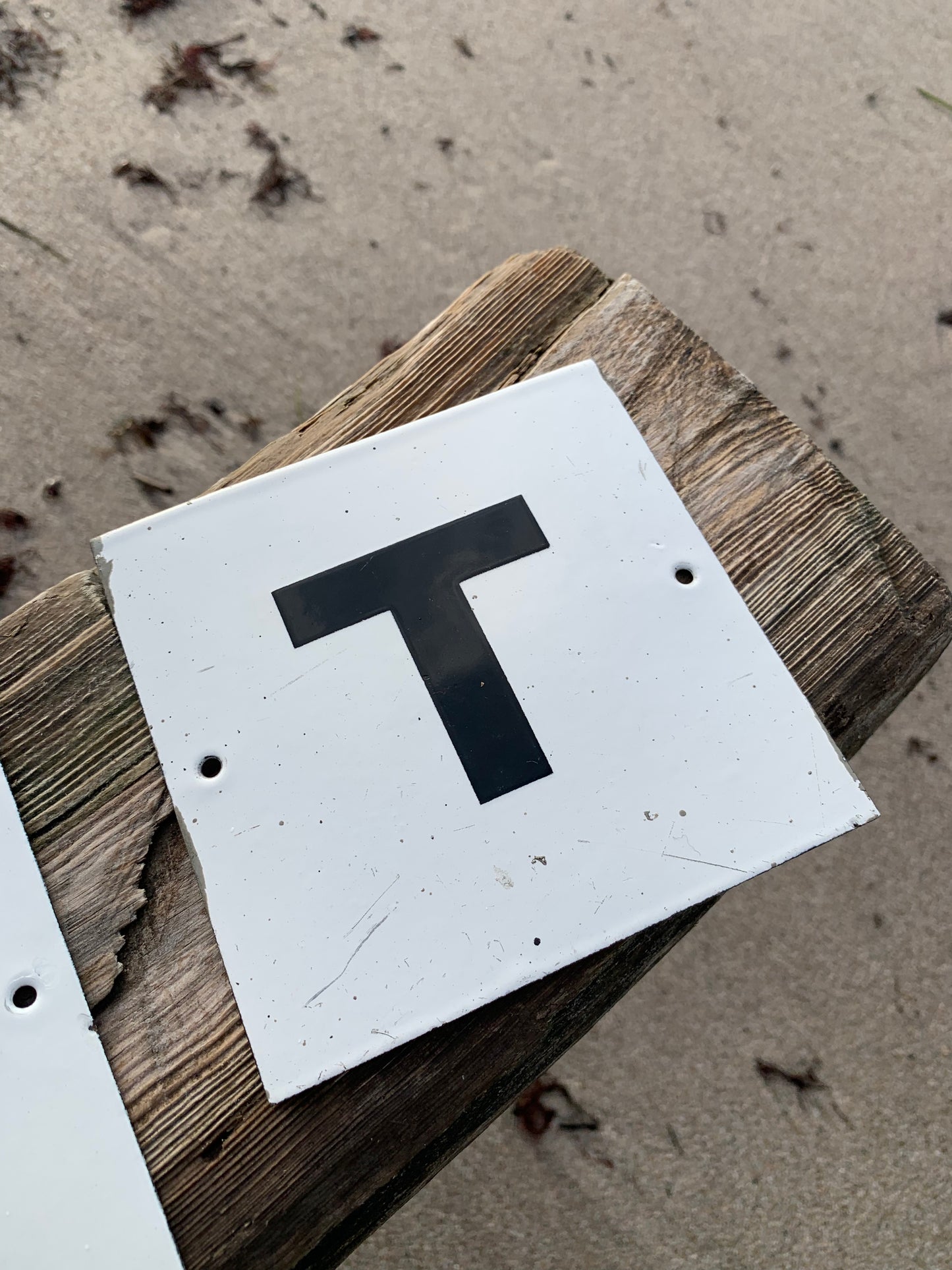 Emaljskylt med bokstaven T
