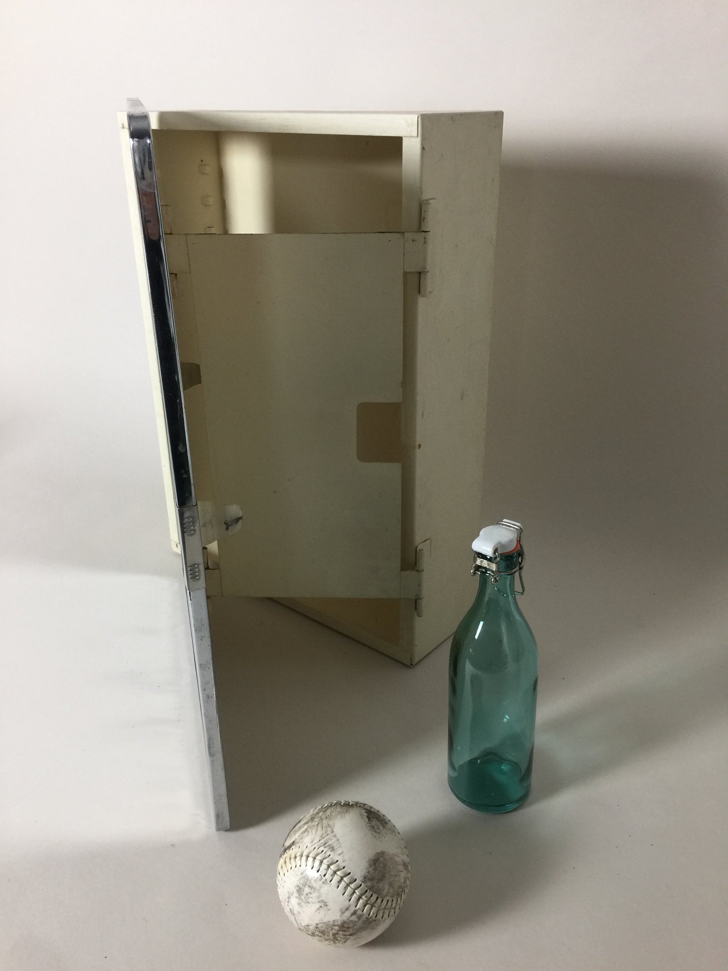 Medicinskåp i rå stil med spegel