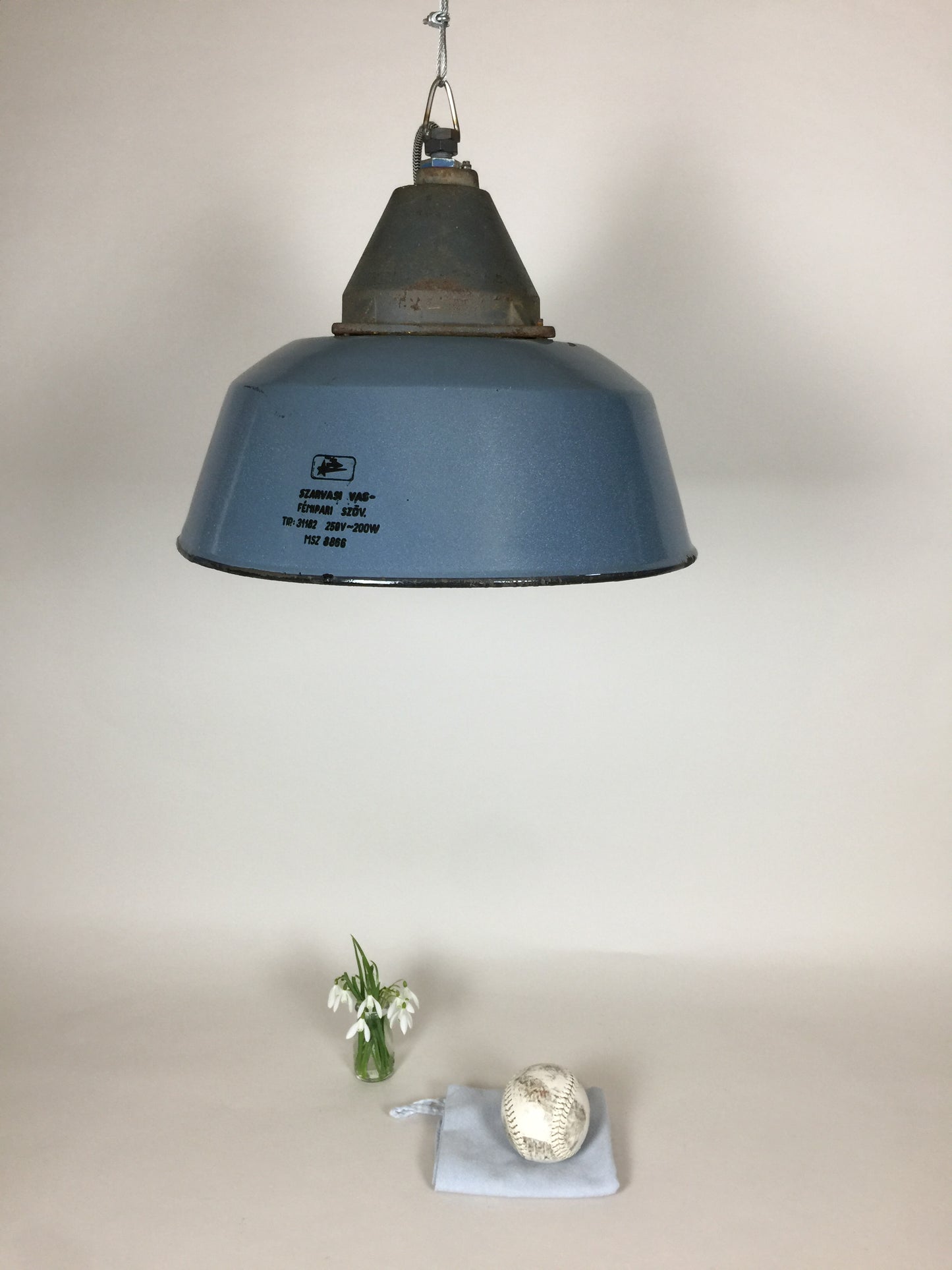 Rå och industriell lampa i vacker blå färg