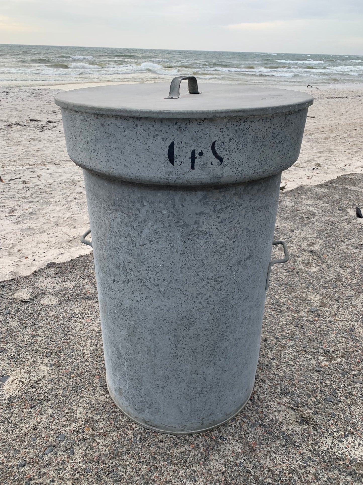 Mycket stor behållare med lock