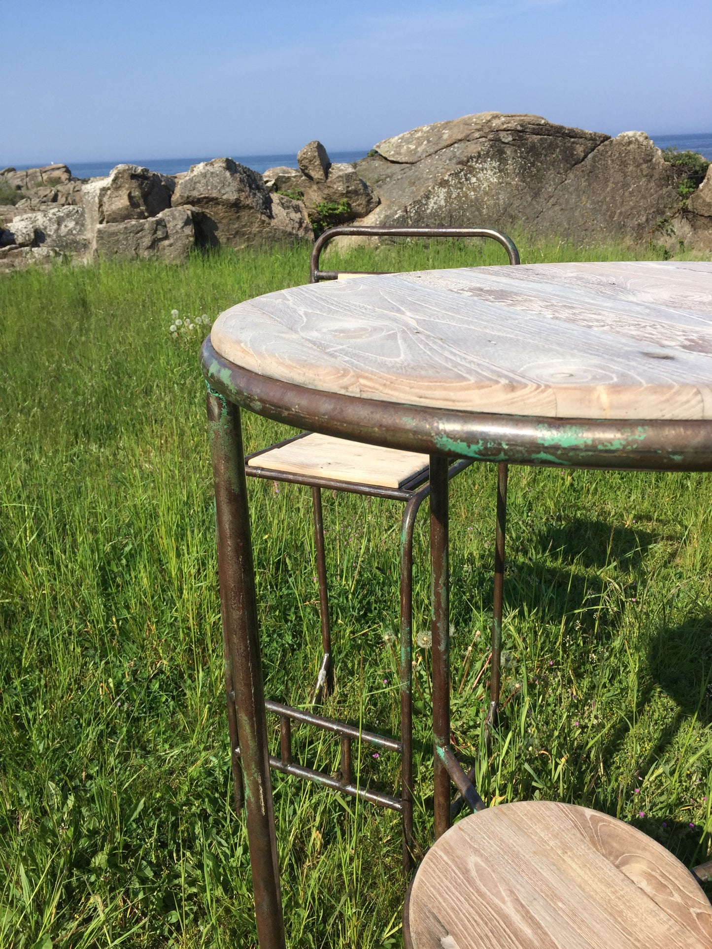 Rå och industriellt barbord med två barstolar