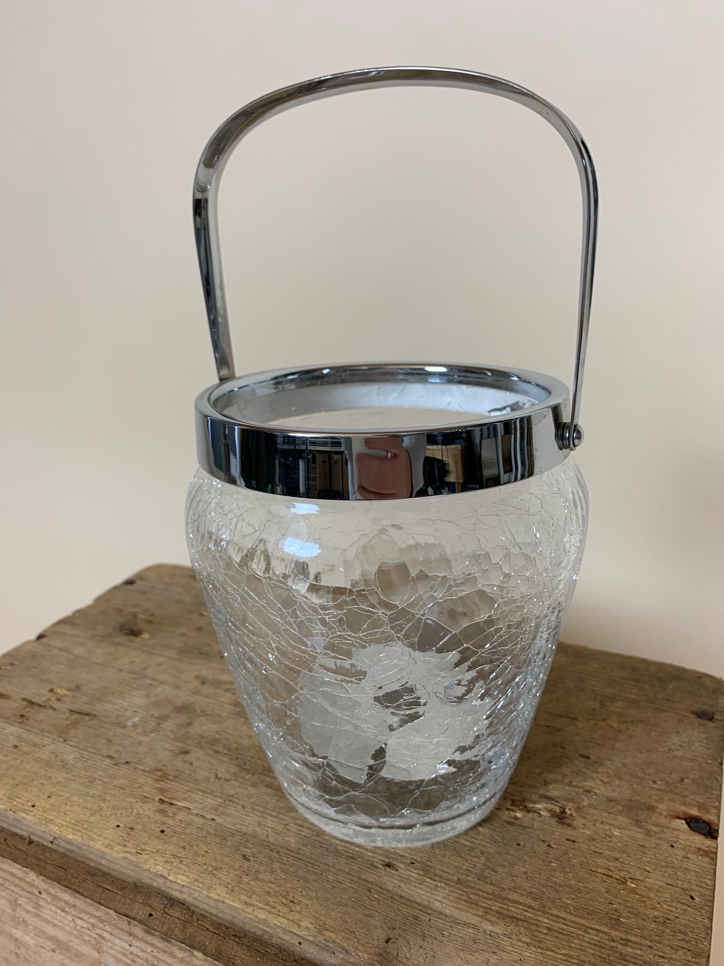 Ishink av glas med stålkant