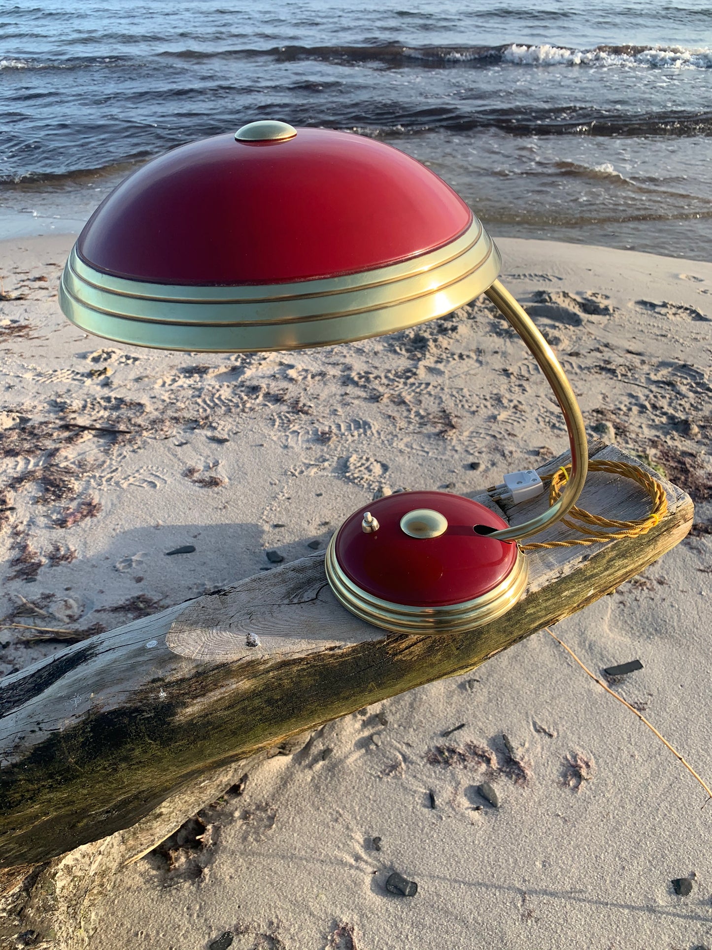 Helo bordslampa - Röd/mässing