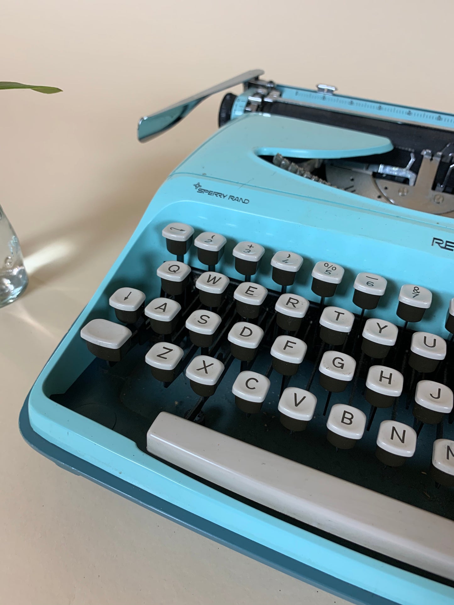 Skrivmaskin i ljusblått från Remington