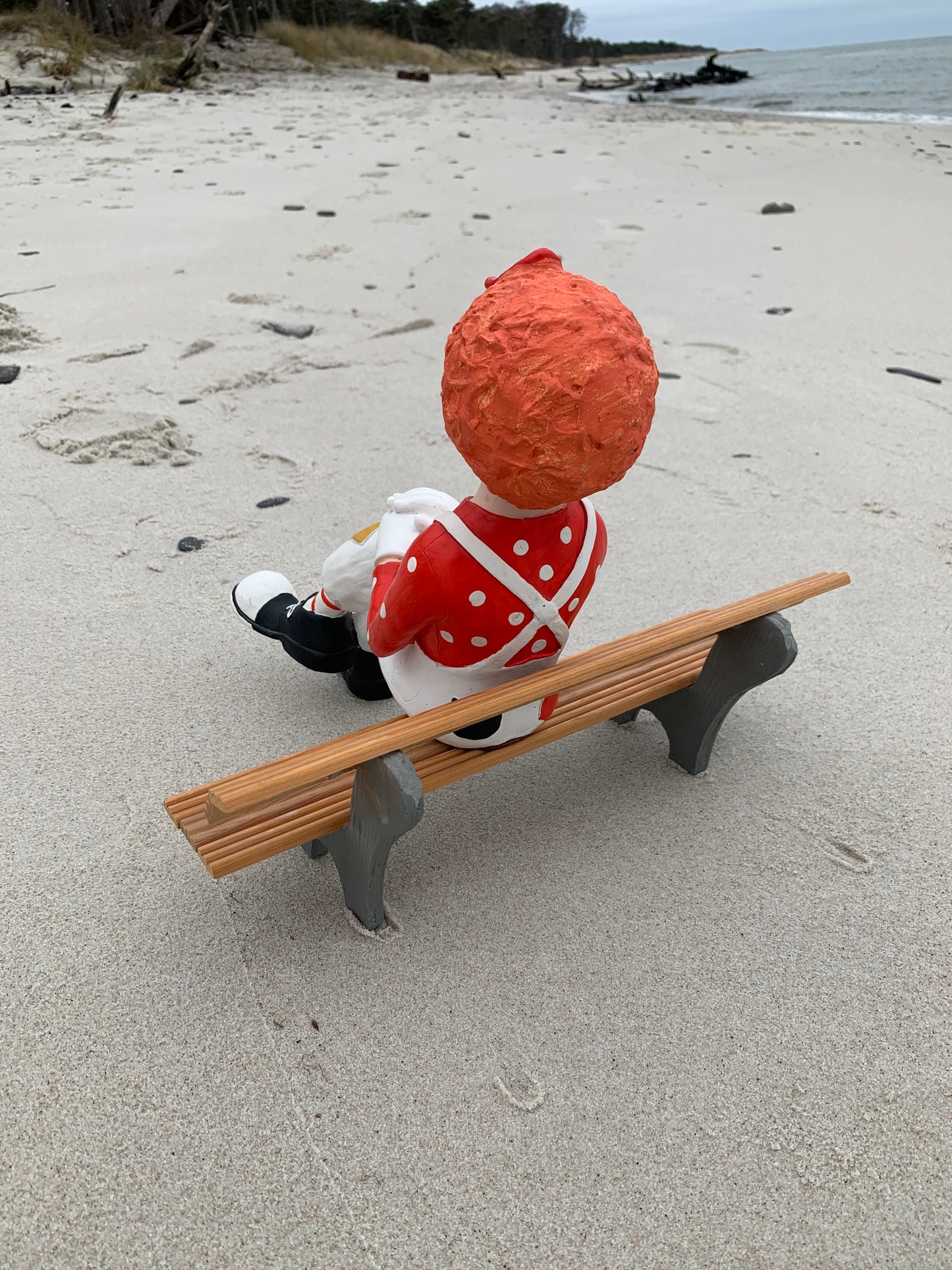 Clown på bänk