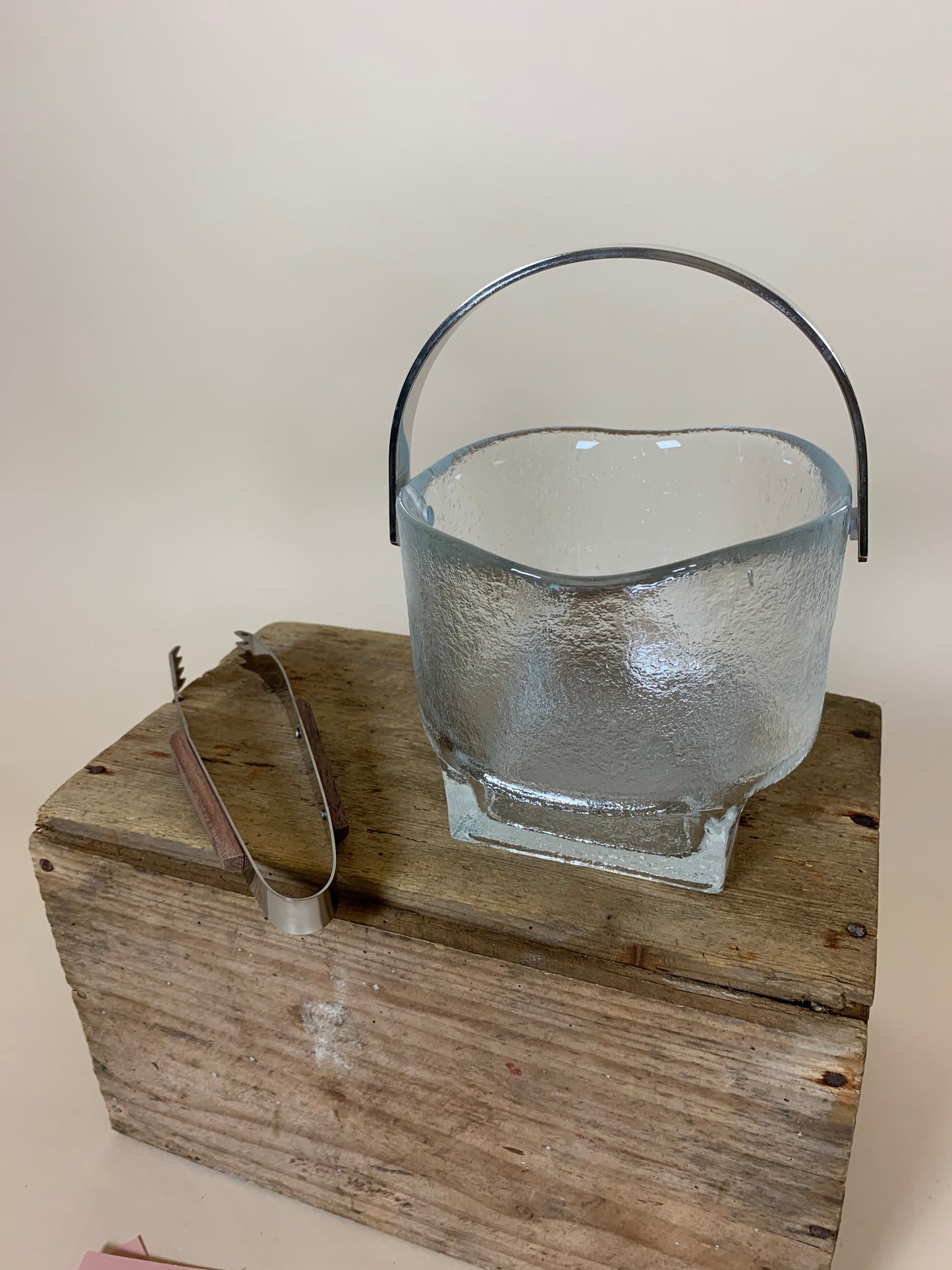 Ishink i glas med handtag