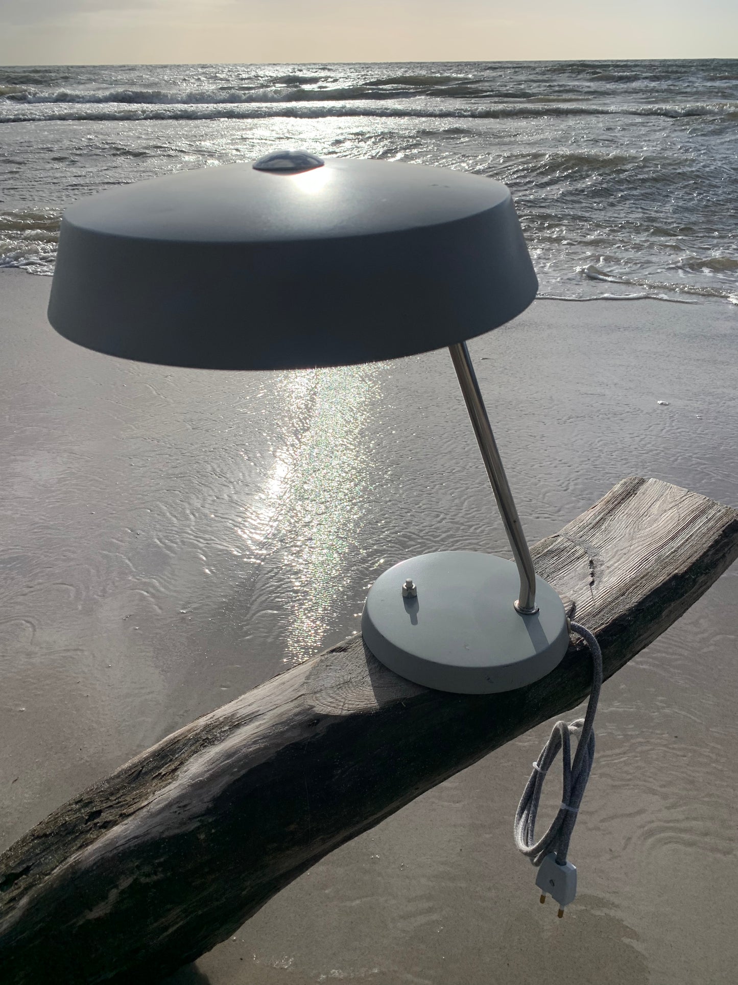 Vacker grå vintage lampa
