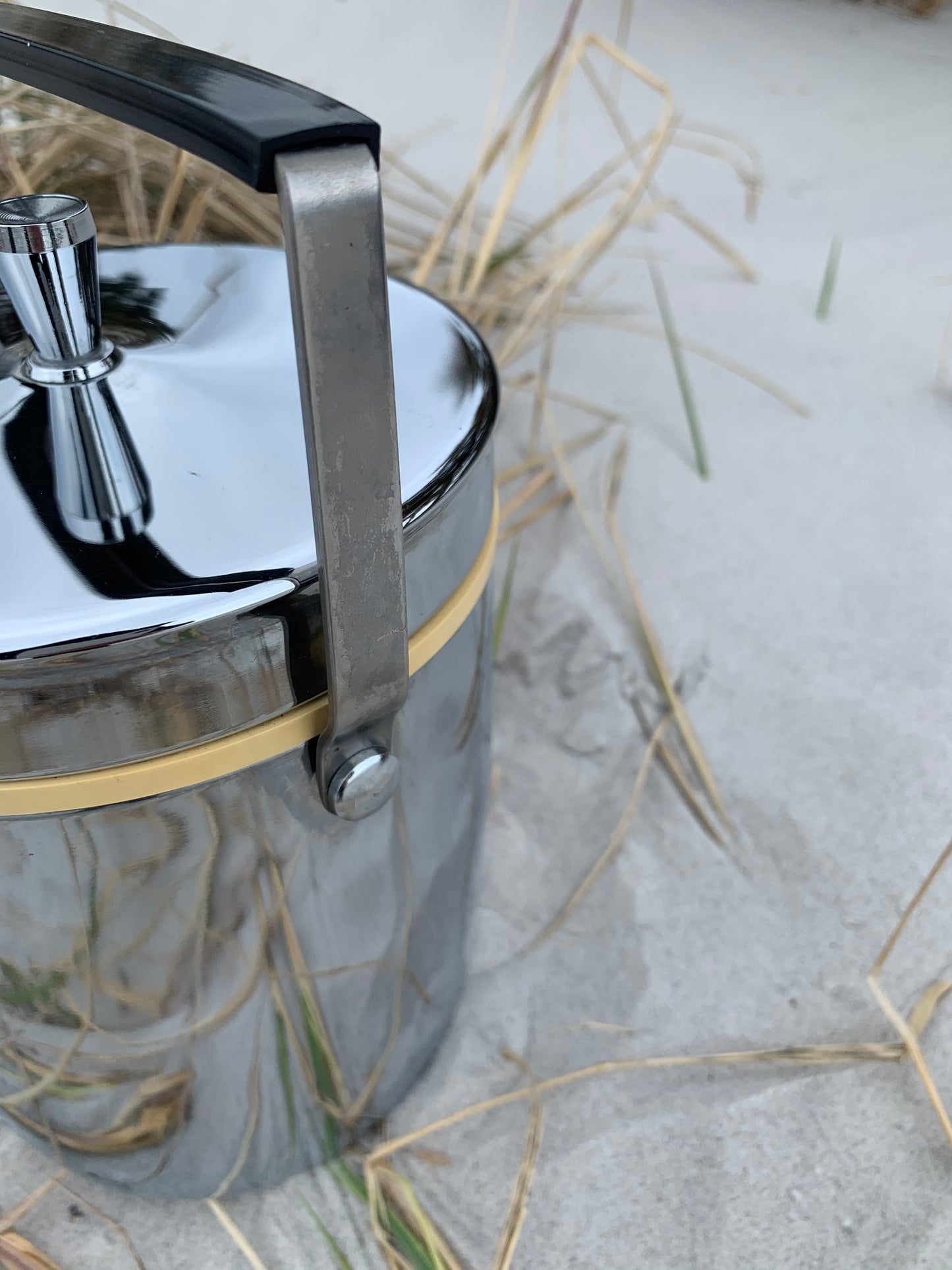 Ishink med lock och handtag