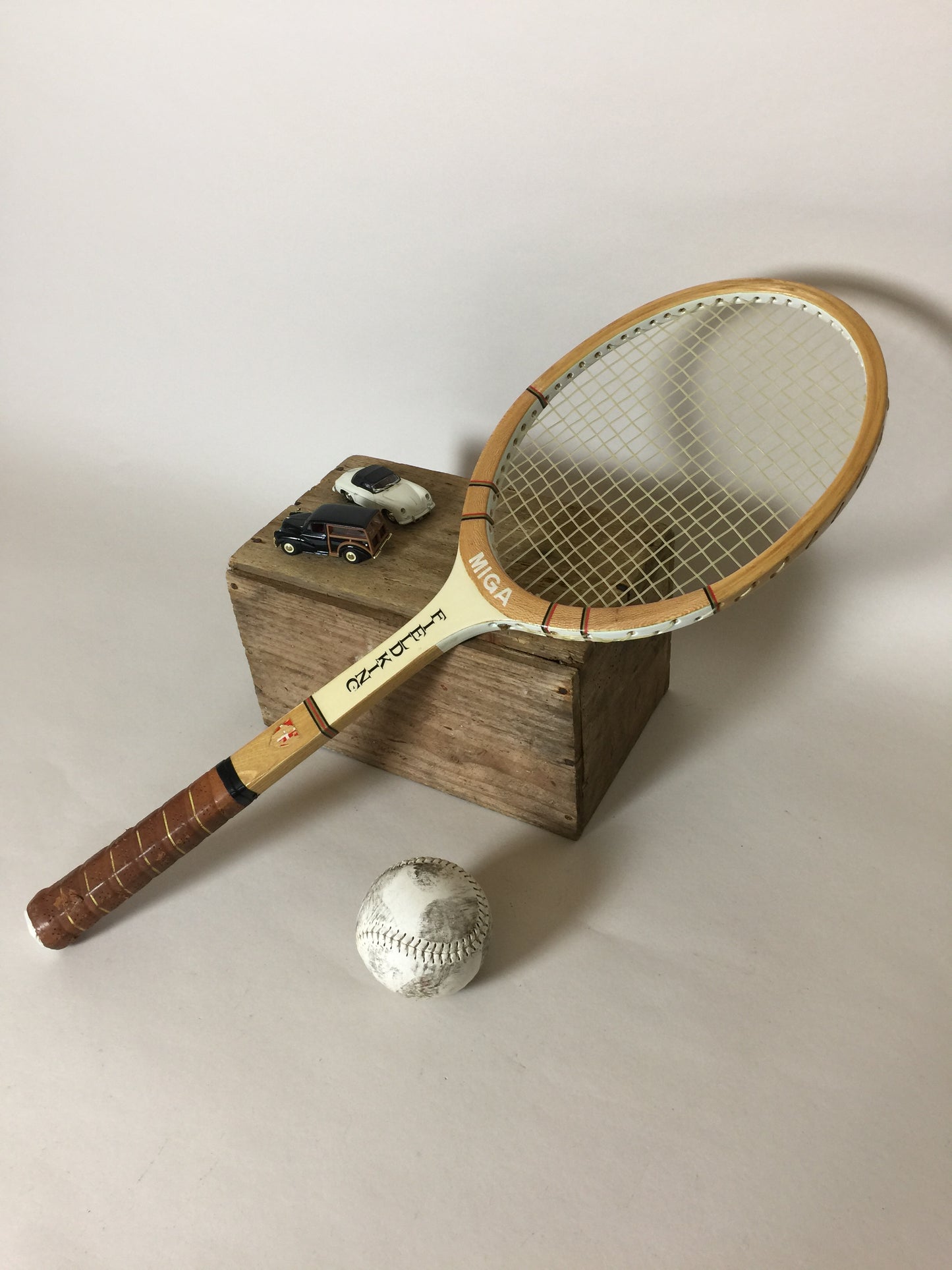 Vackert gammalt och dekorativt tennisracket