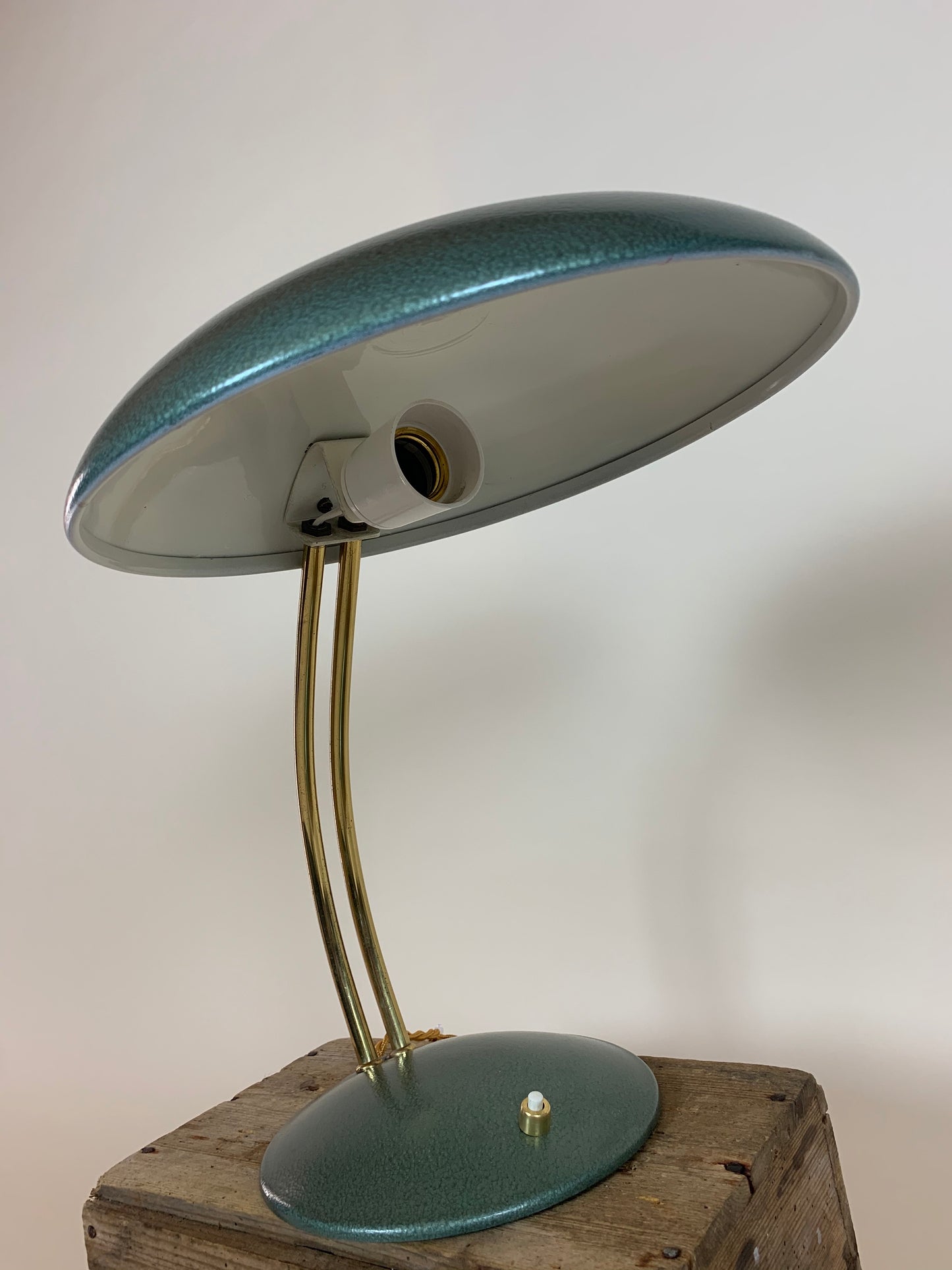 Vintage lampa i grön hammarlack och med arm i mässing