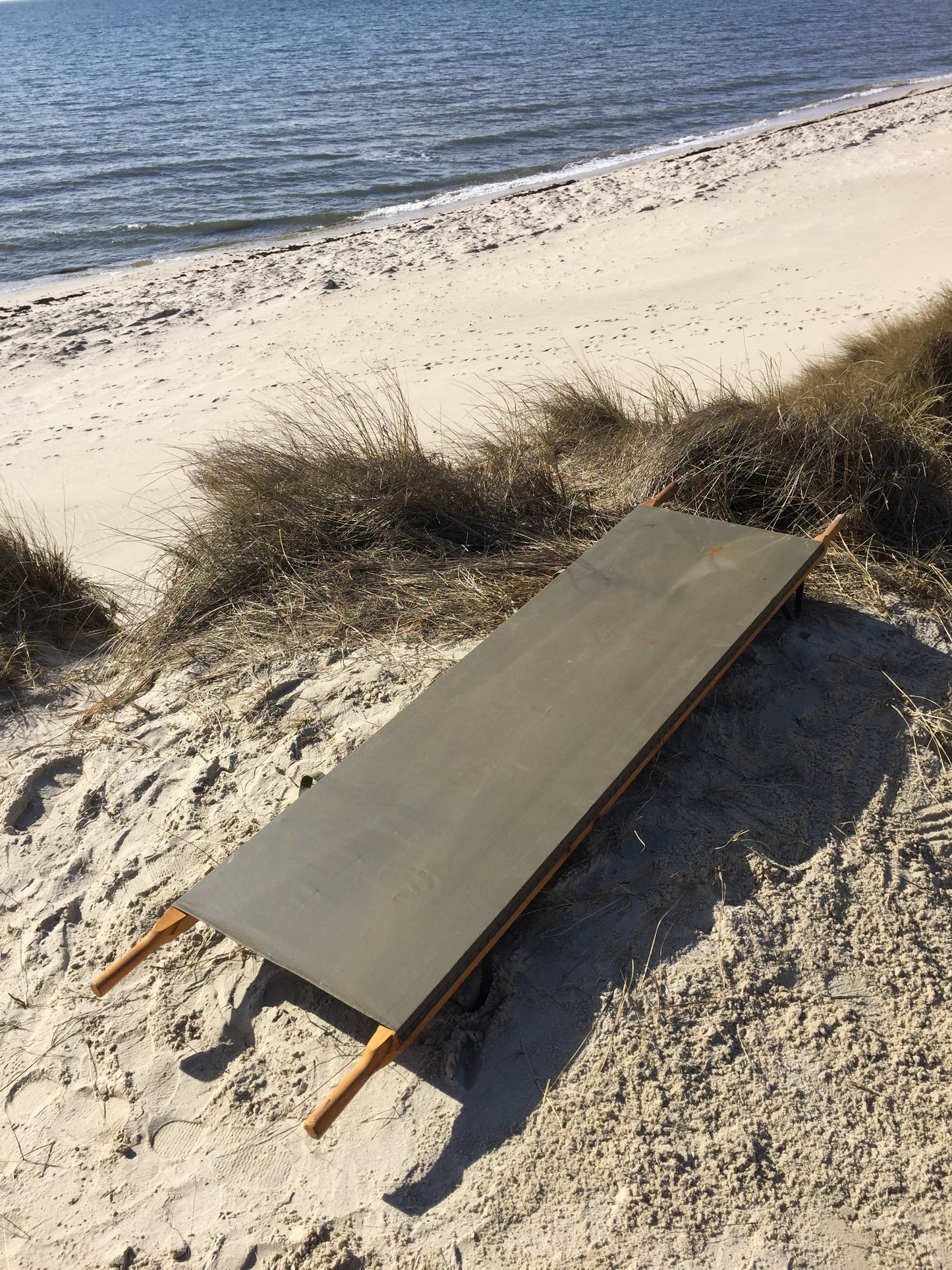 Rolig bår med trähandtag och metallben