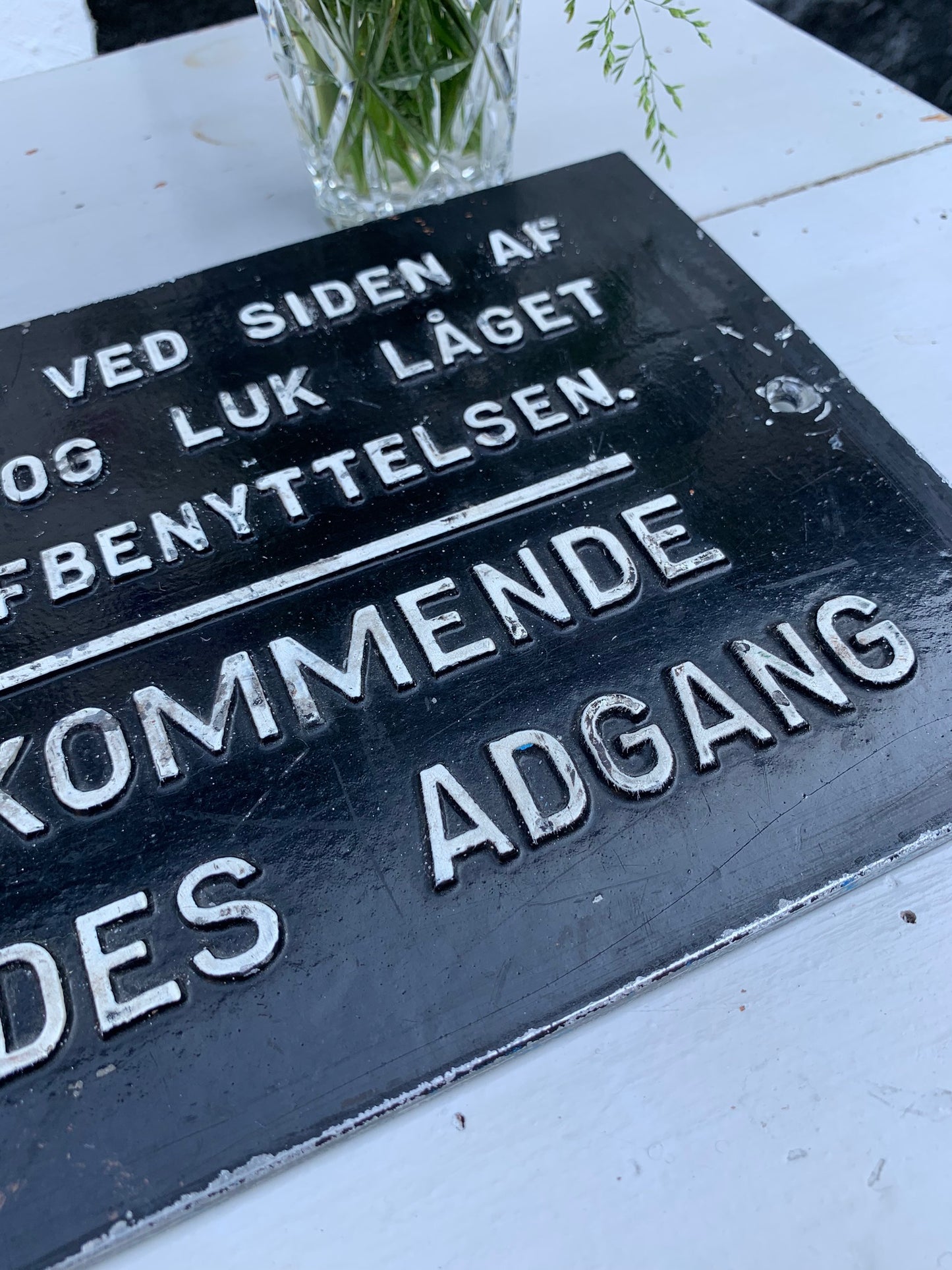 Vacker svartvit skylt med rolig och sällsynt text