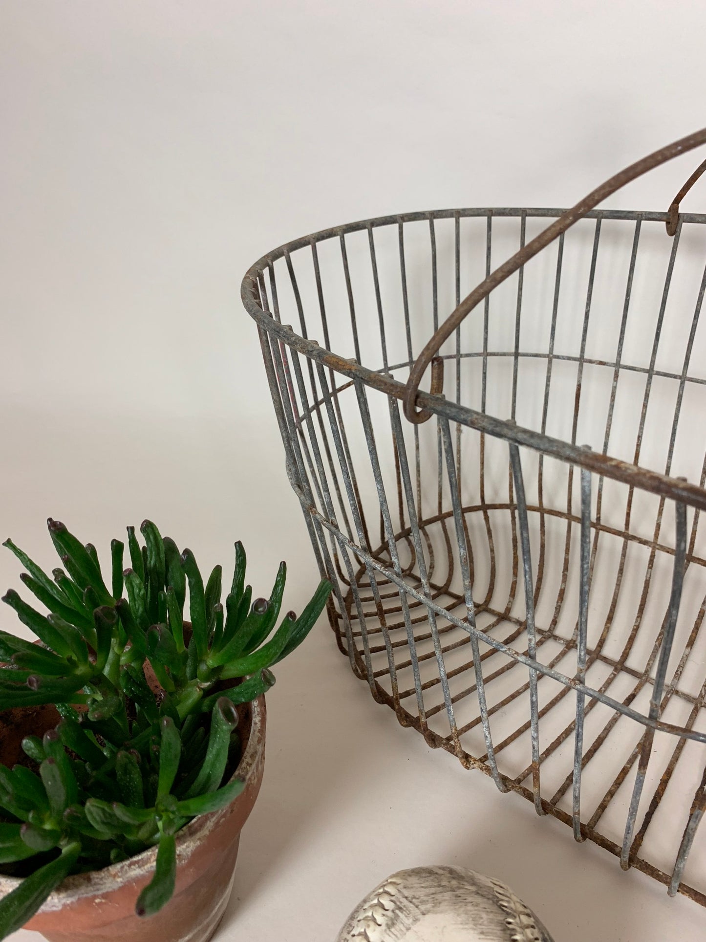 Stor trådkorg med handtag