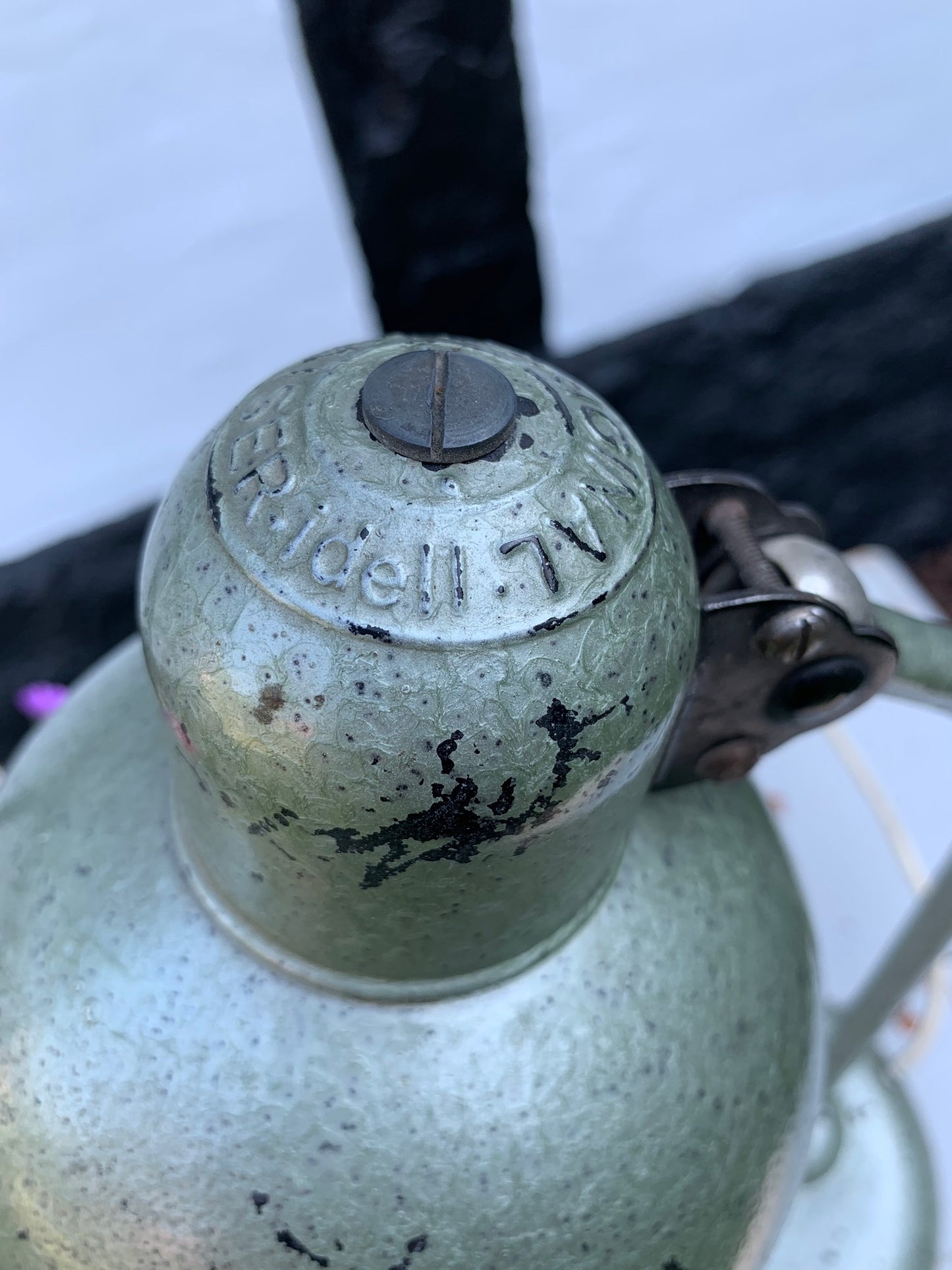 Vacker Kaiser Idell i grönaktig hammarlack