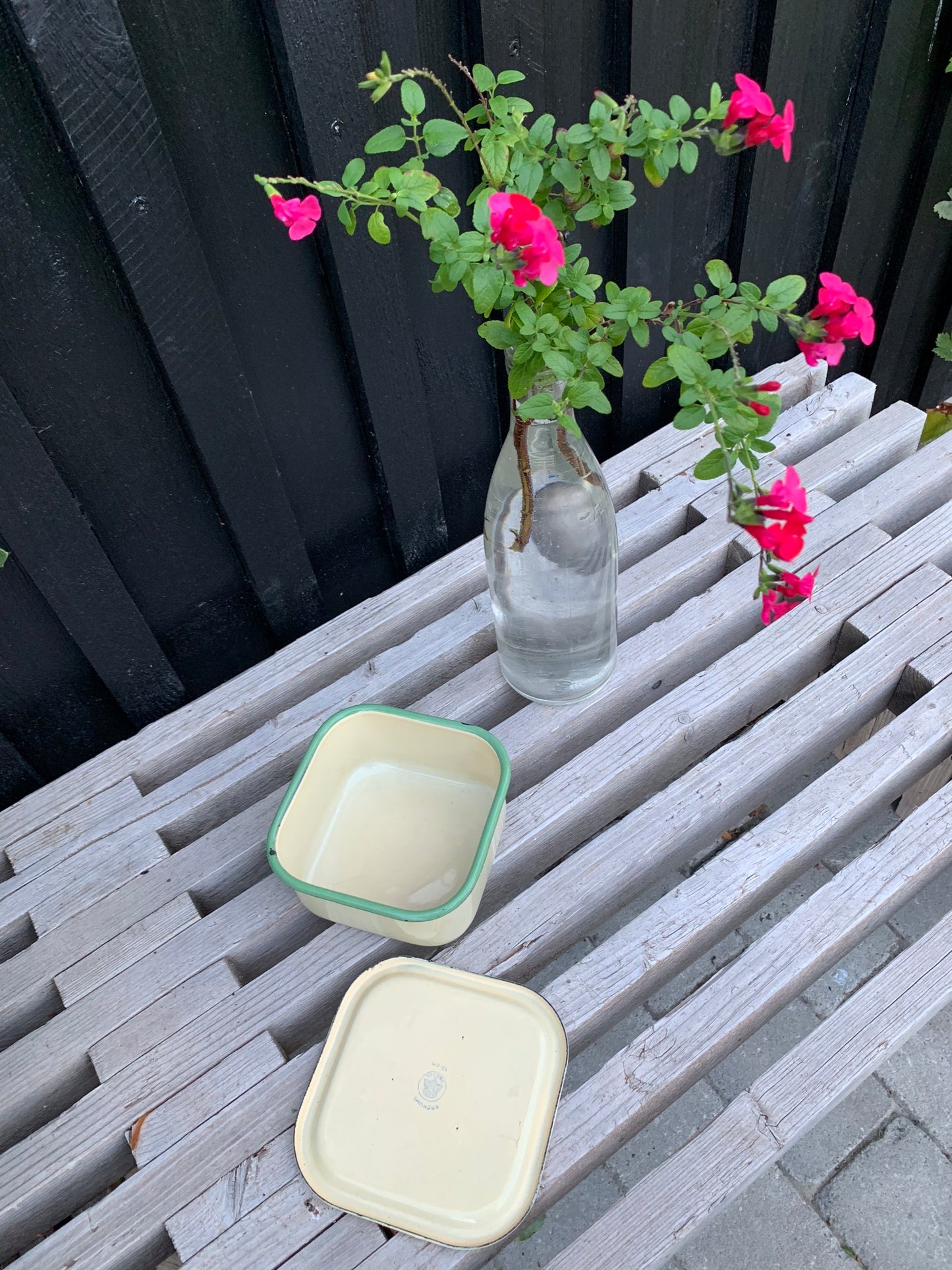 Emaljburk med lock