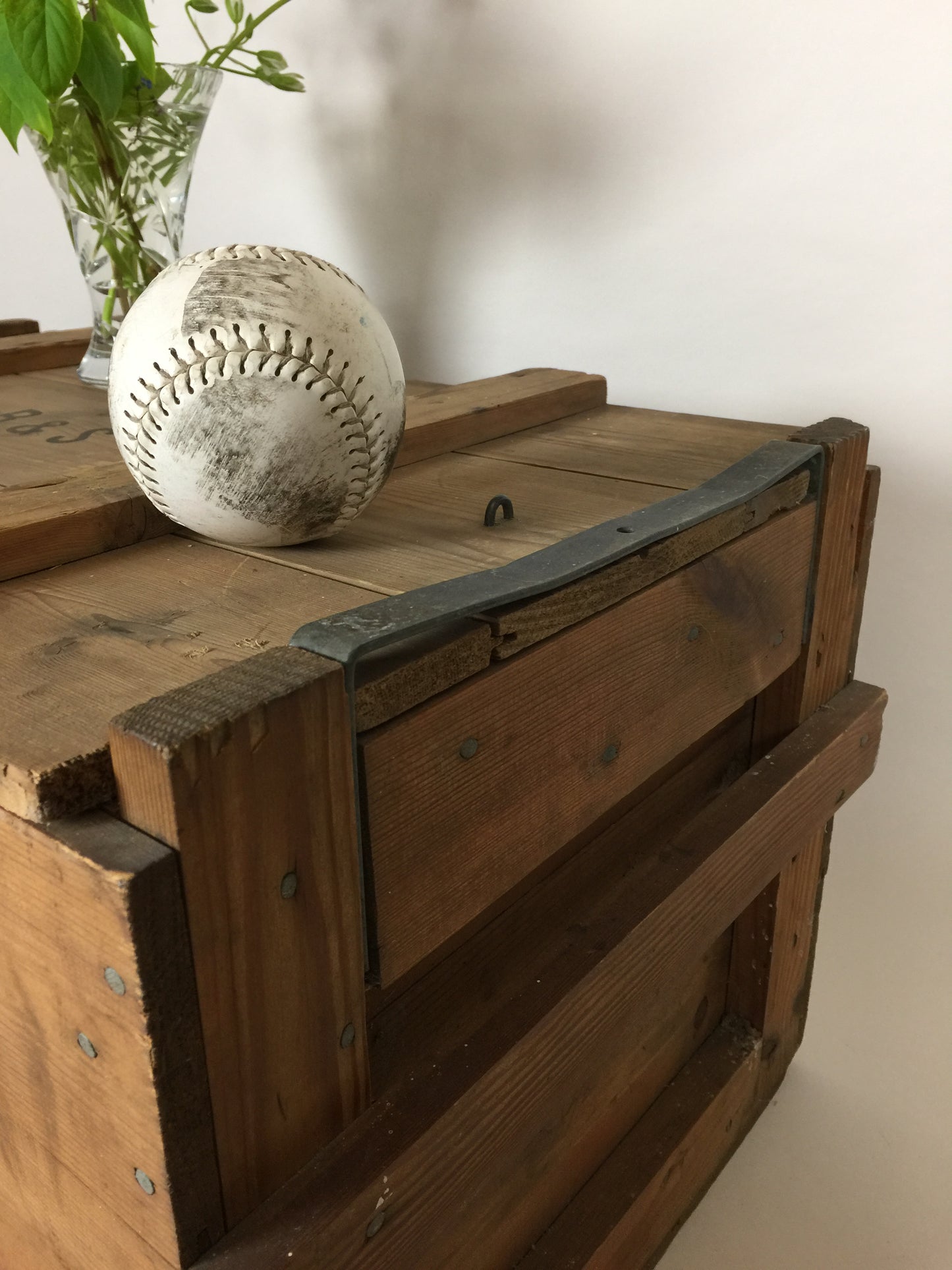 Stor vacker trälåda med lock