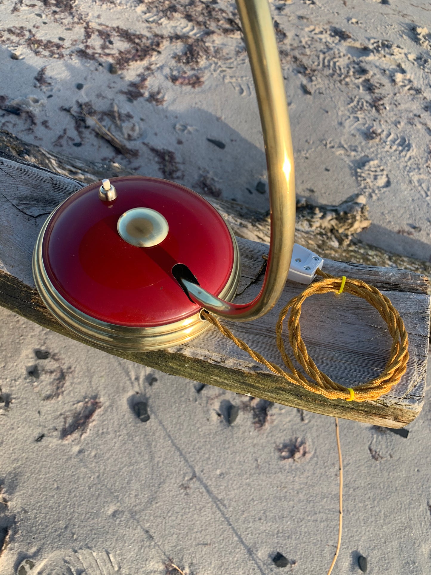 Helo bordslampa - Röd/mässing