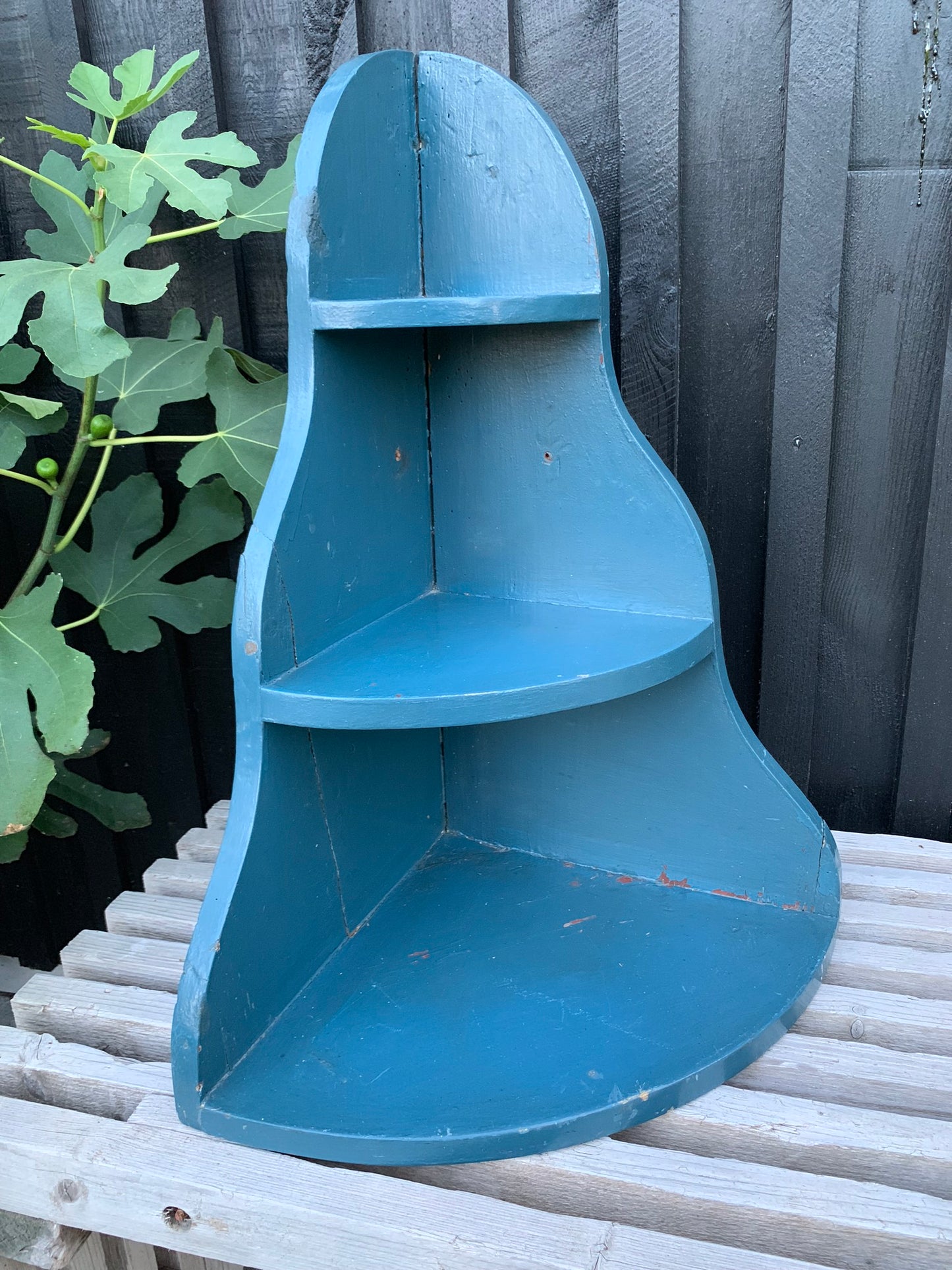 Hörnhylla med patina