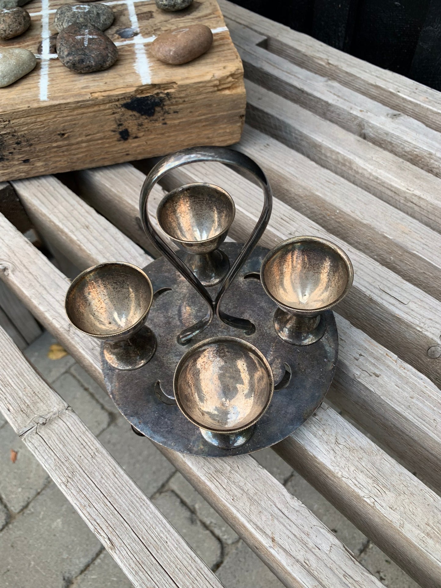 Fyra äggkoppar med hållare