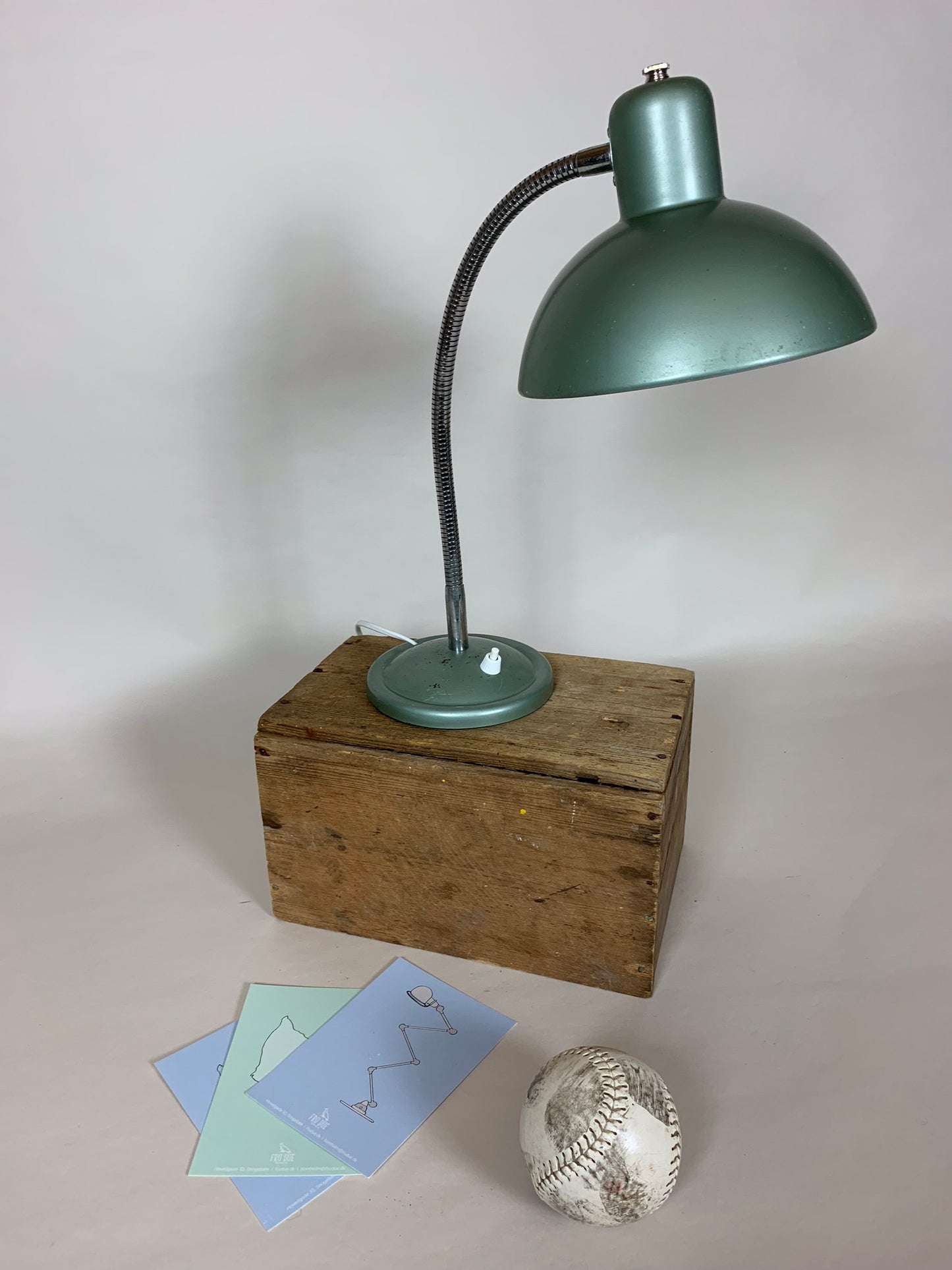 Fin grön fransk vintage bordslampa