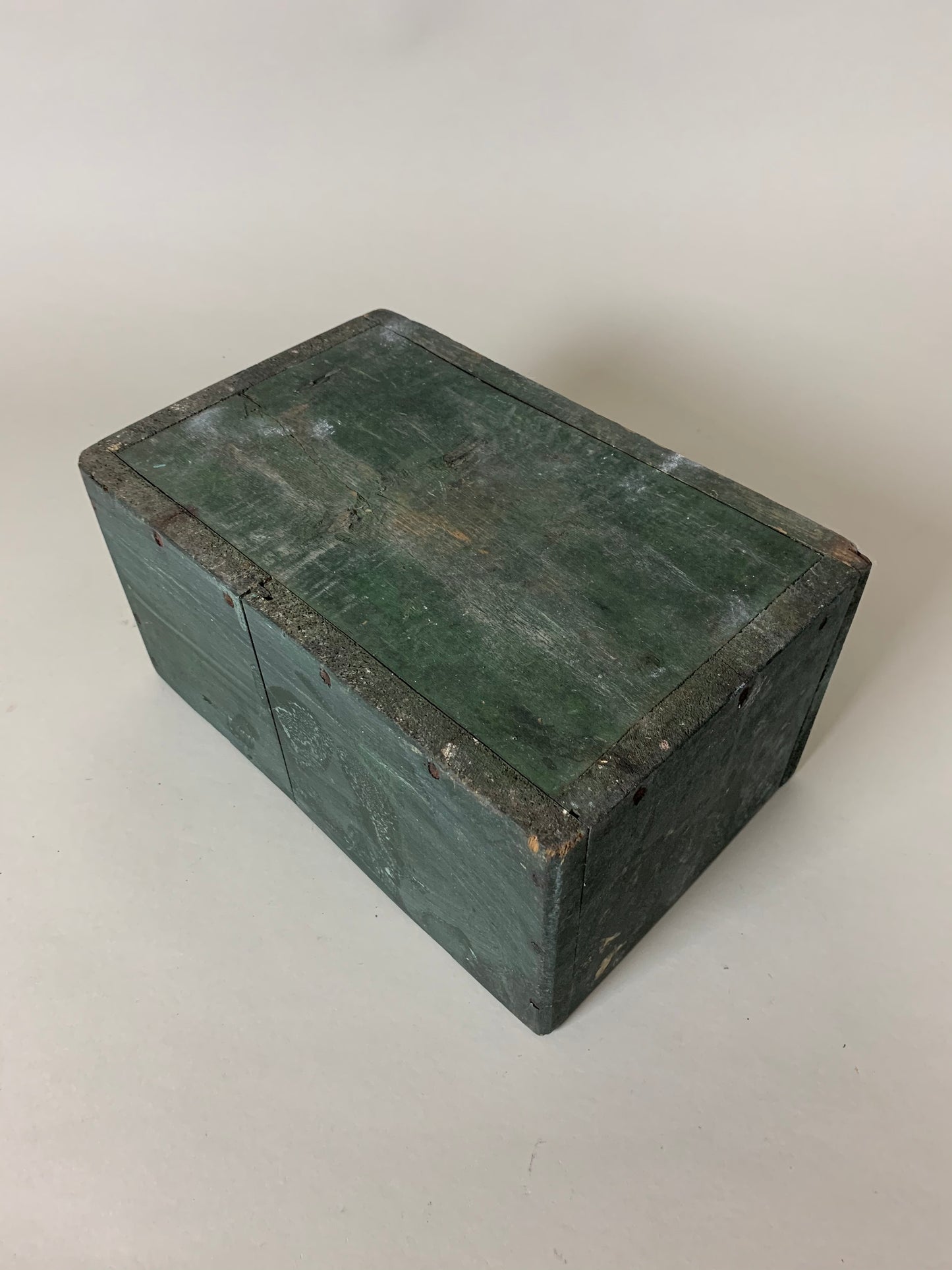 Grön trälåda med patina