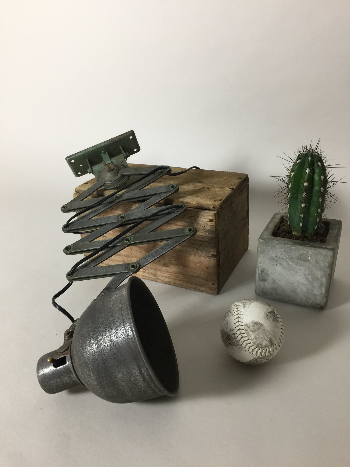 Rå skönhet och läcker industriell saxlampa