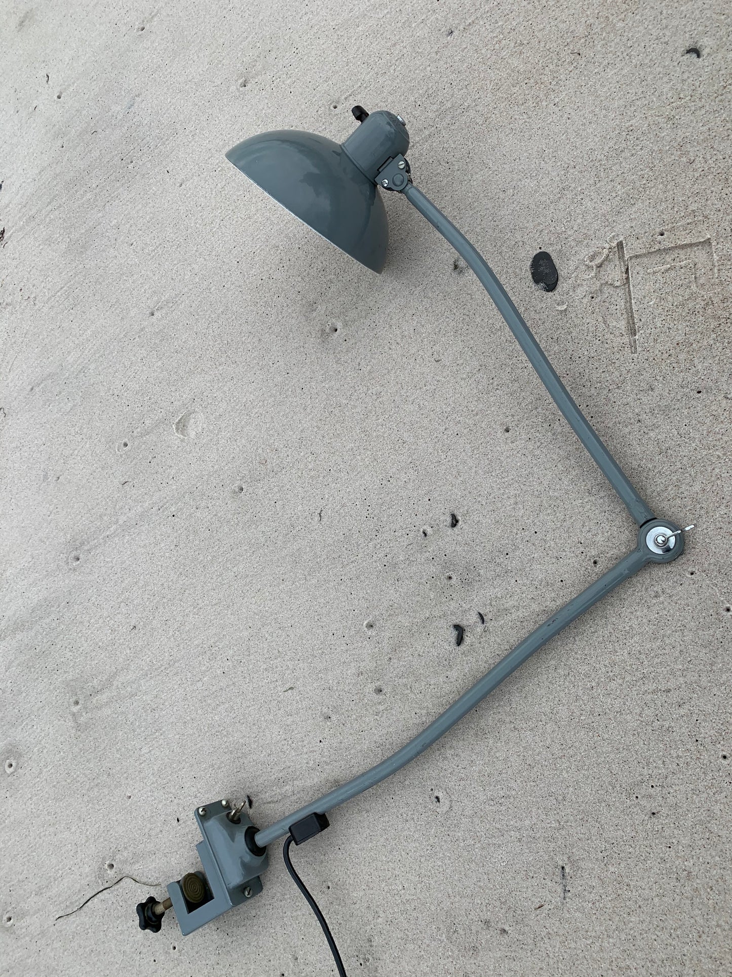 Kaiser Idell 6727 - Arkitektlampa med bordsbeslag