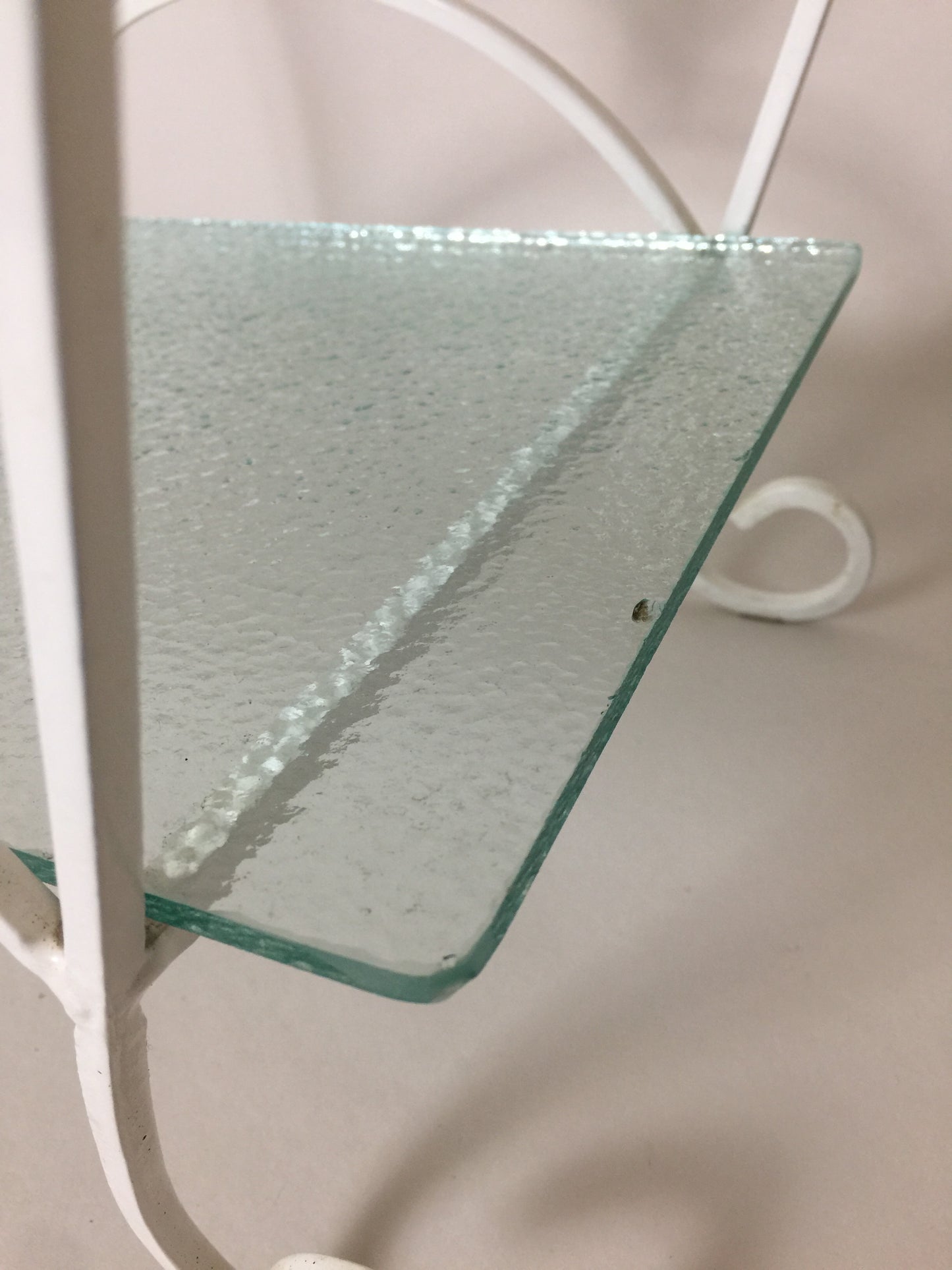 Fint och gammalt bord eller bokhylla med glas
