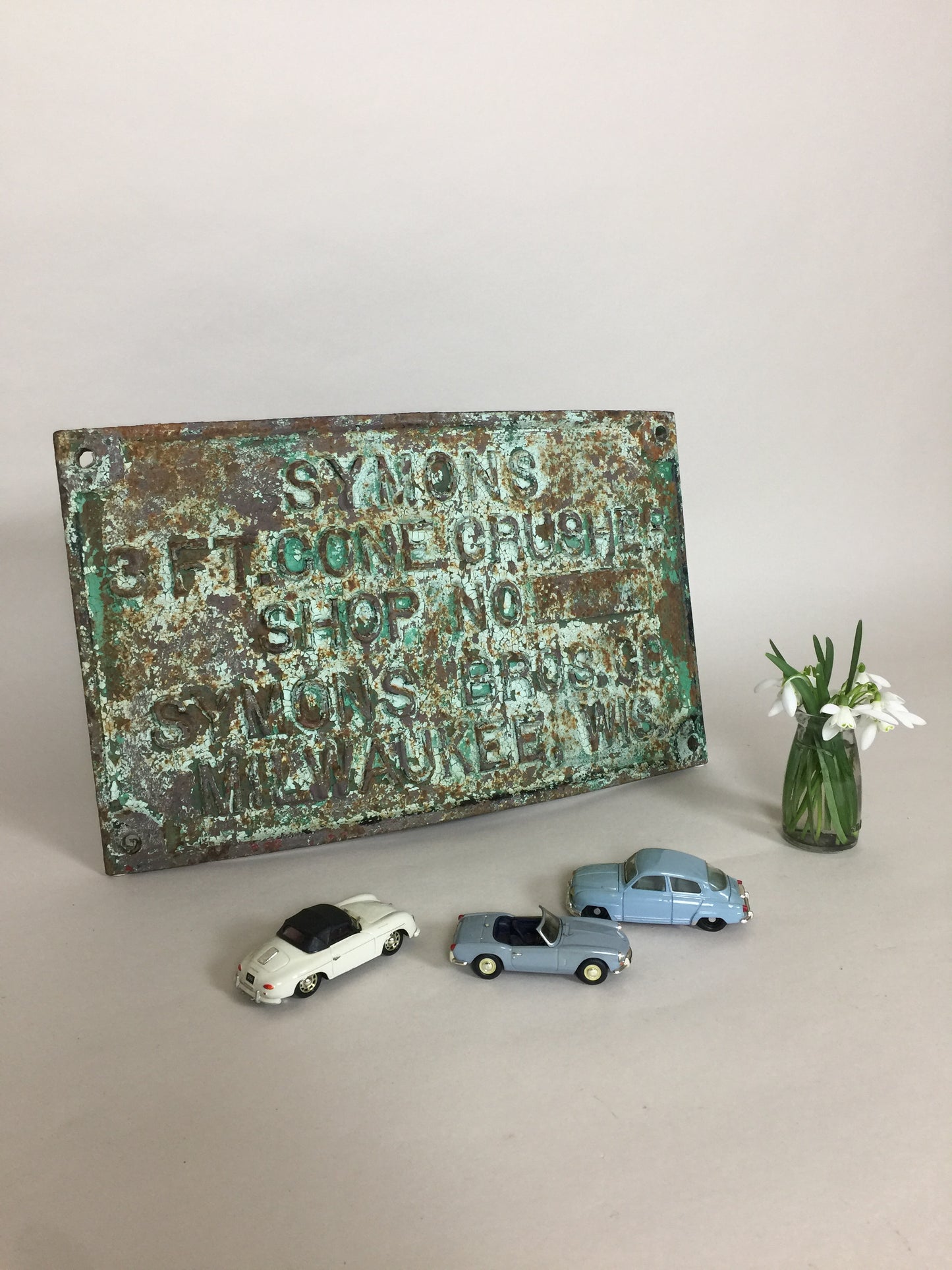 Vacker och svängd gammal skylt med mycket fin patina