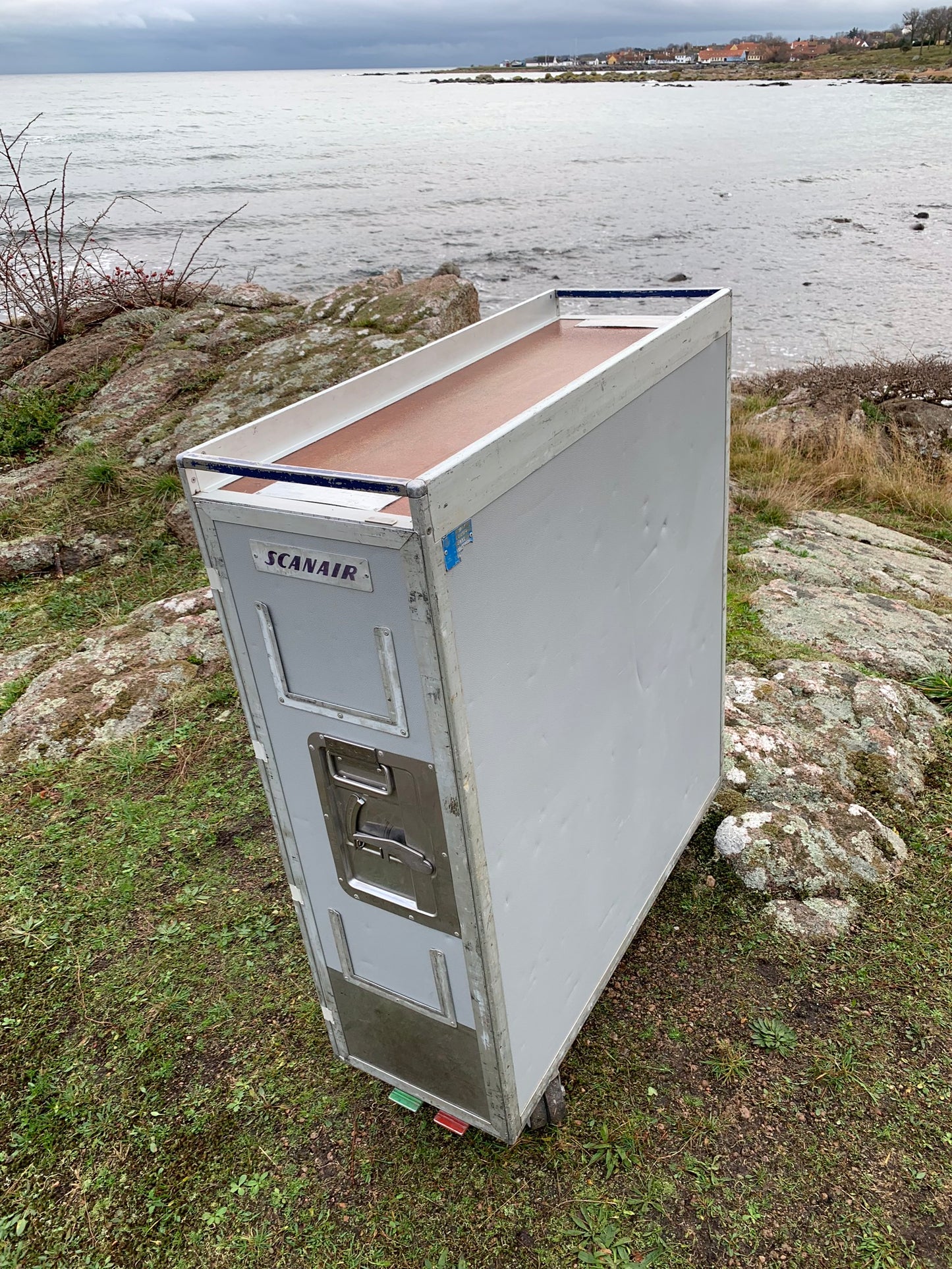 Flygplansvagn, flygvagn eller barskåp