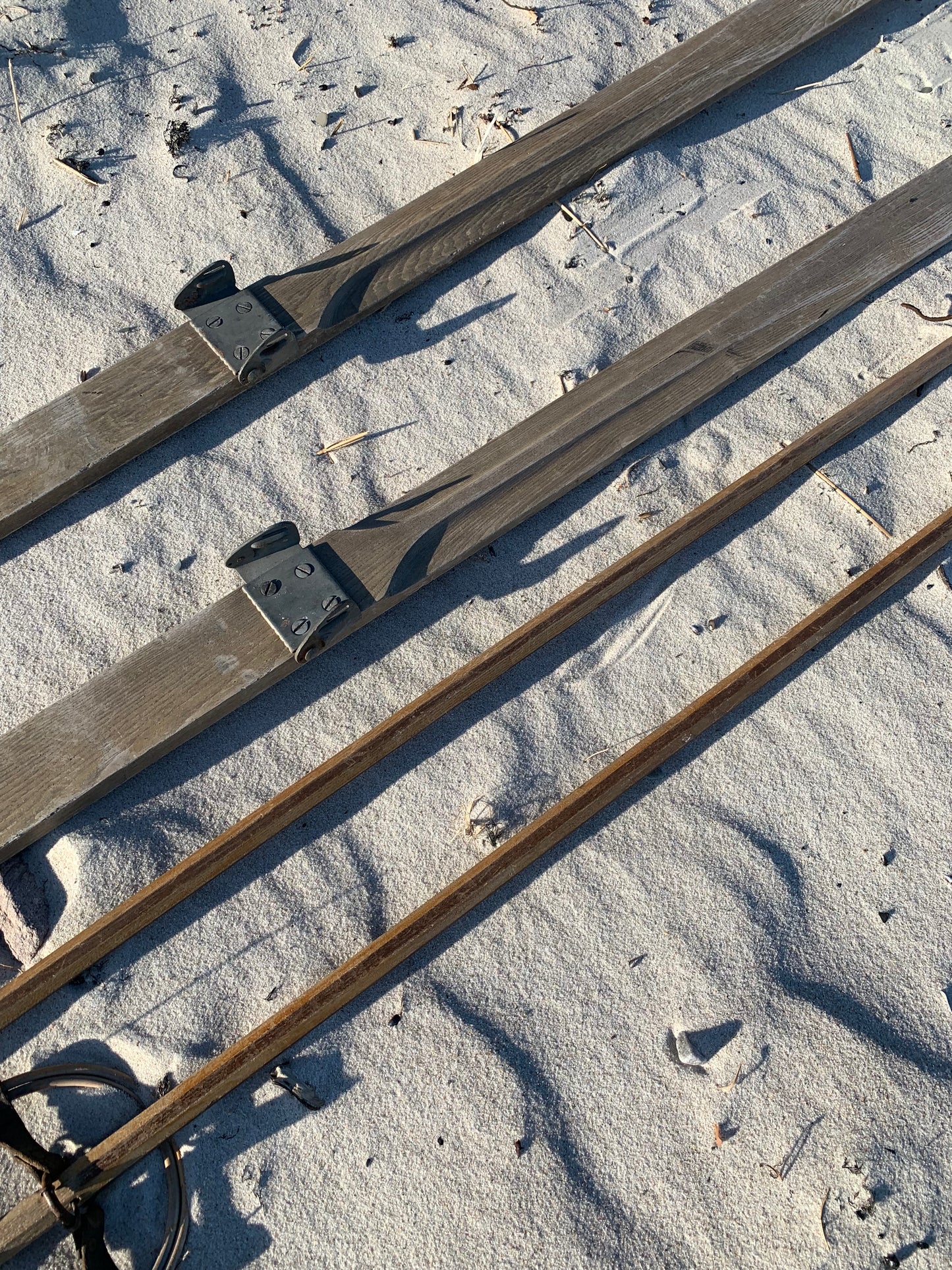 Gamla och dekorativa skidor med stavar