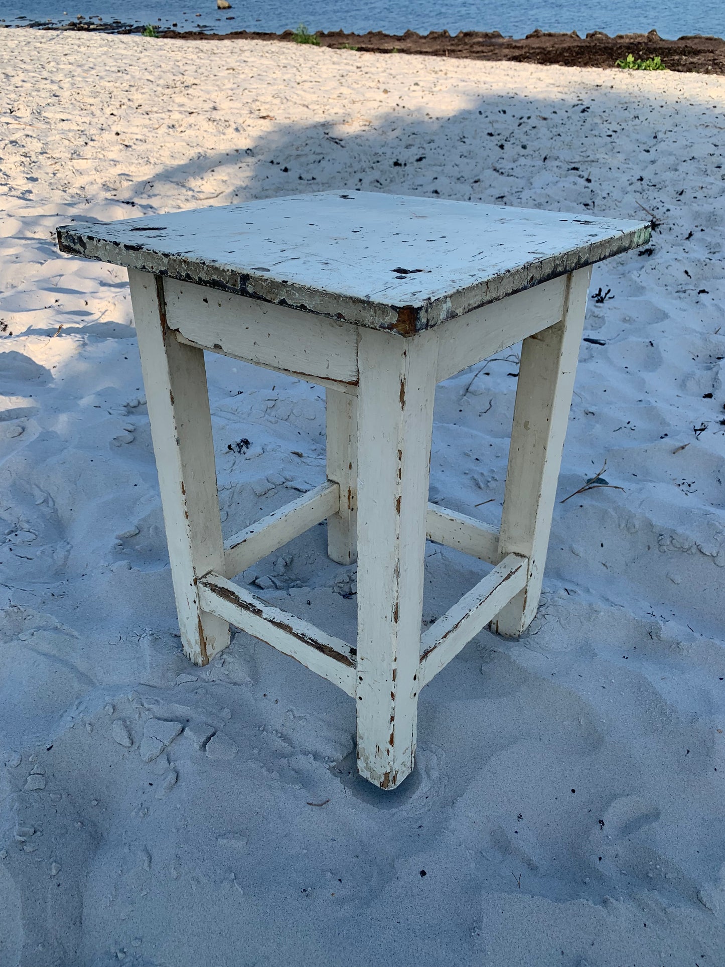 Litet bord med låda