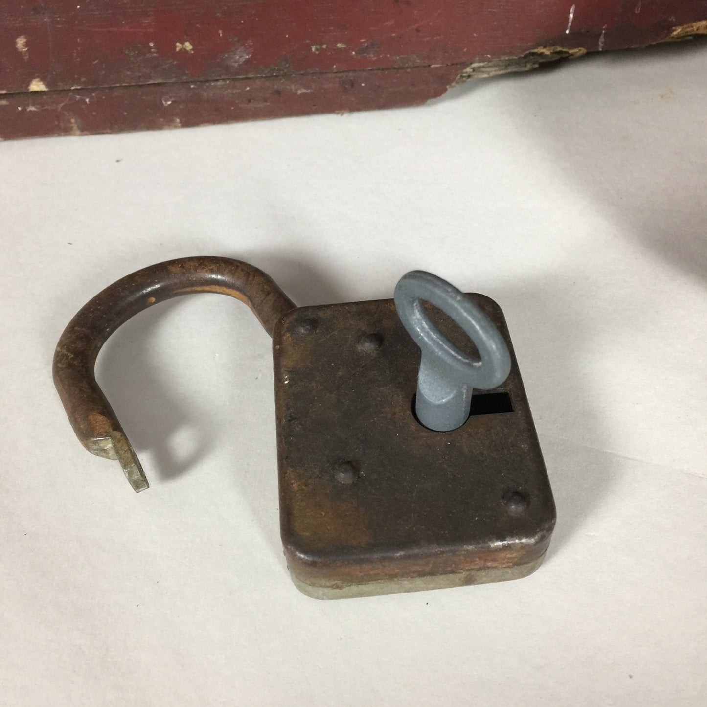 Mycket gammal och vacker trälåda med lock och lås