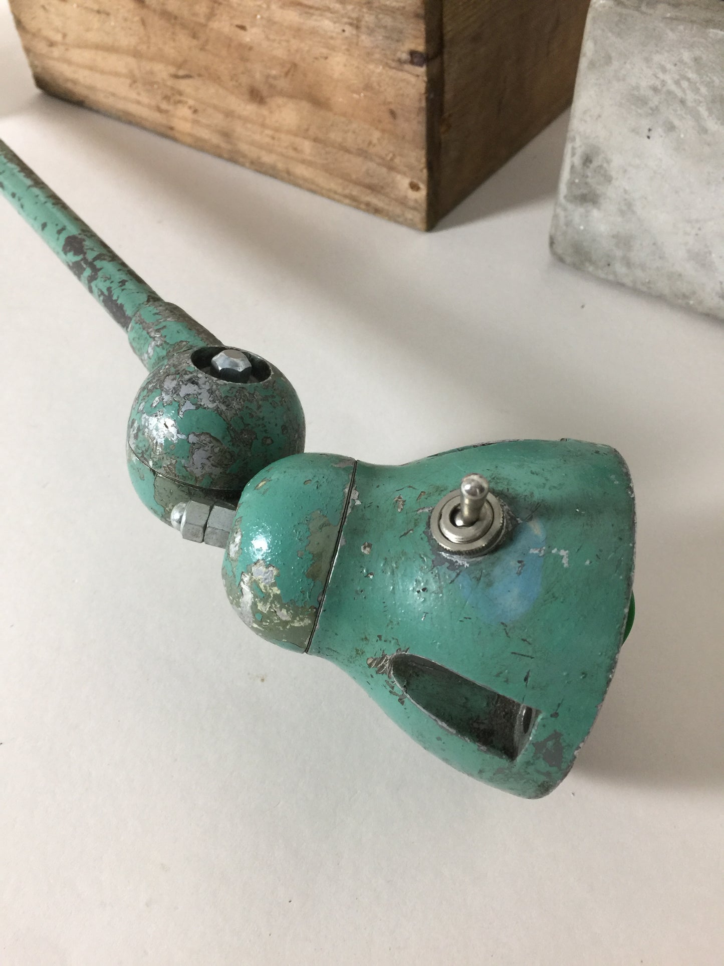 Jieldé vägglampa i grönt med strömbrytare