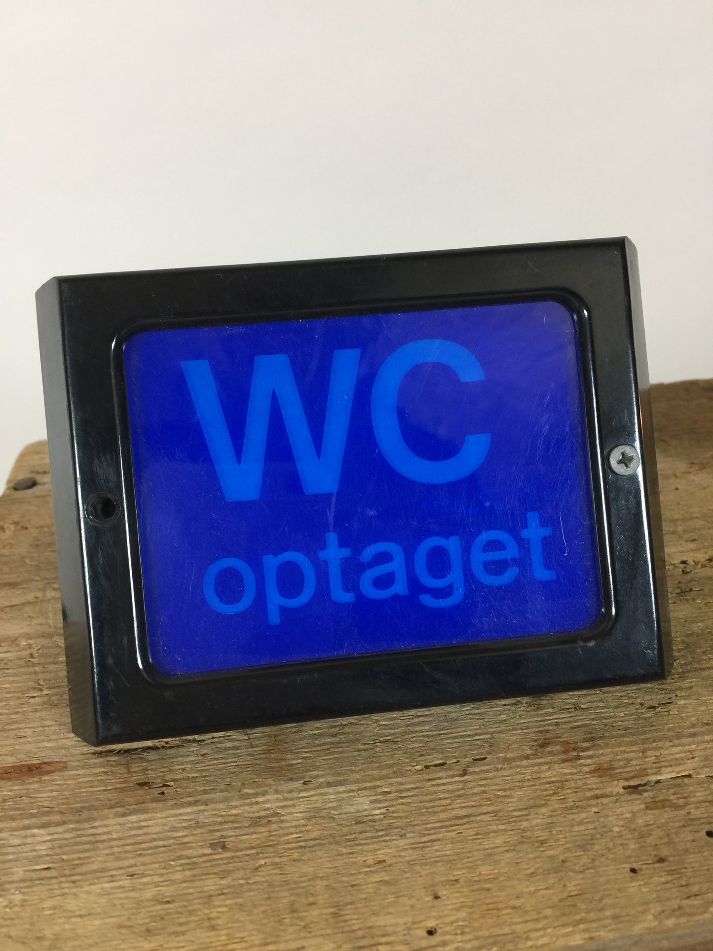 Upplyst skylt för toalett från tågvagn