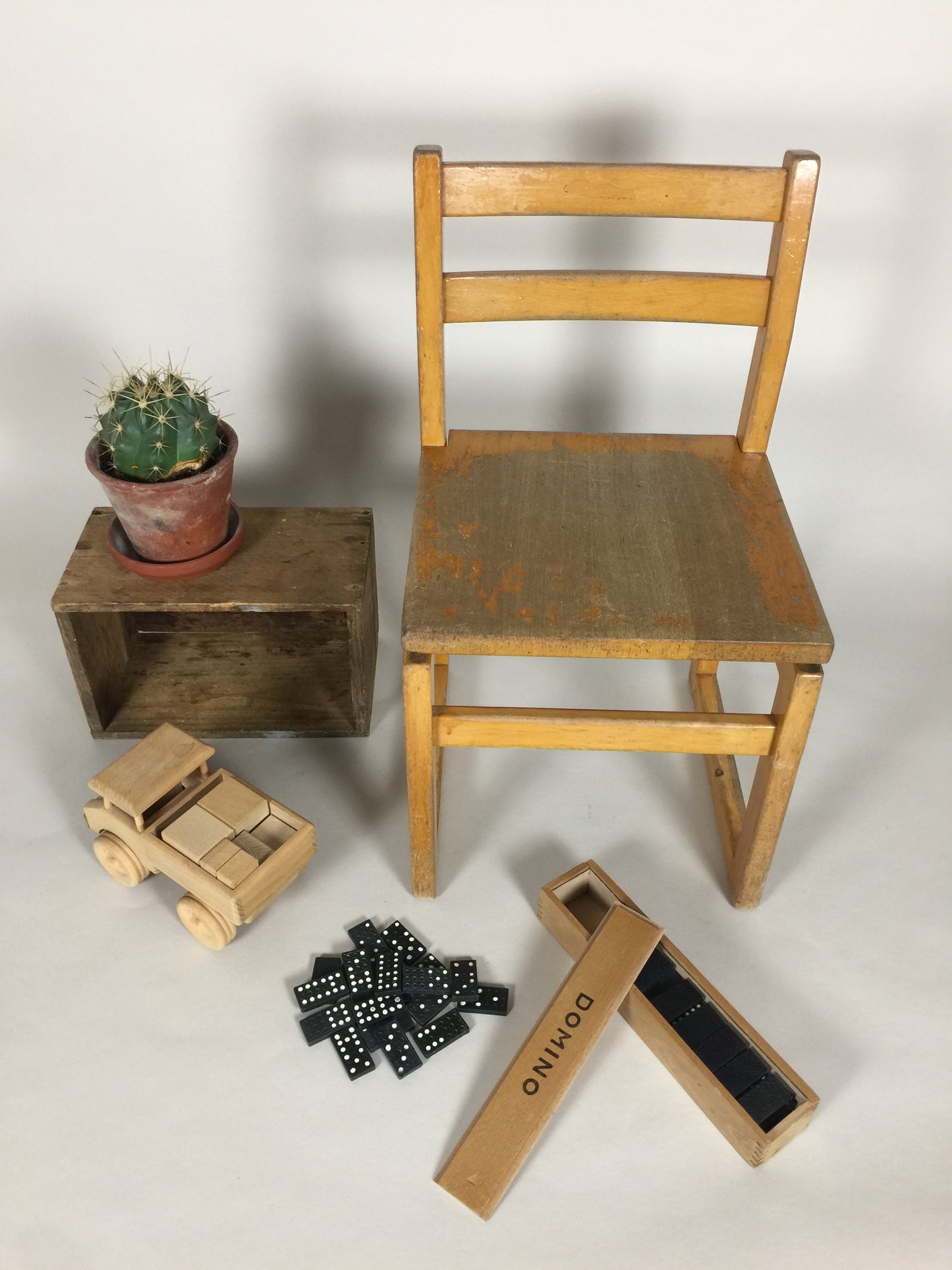 Barnstol i trä från institution