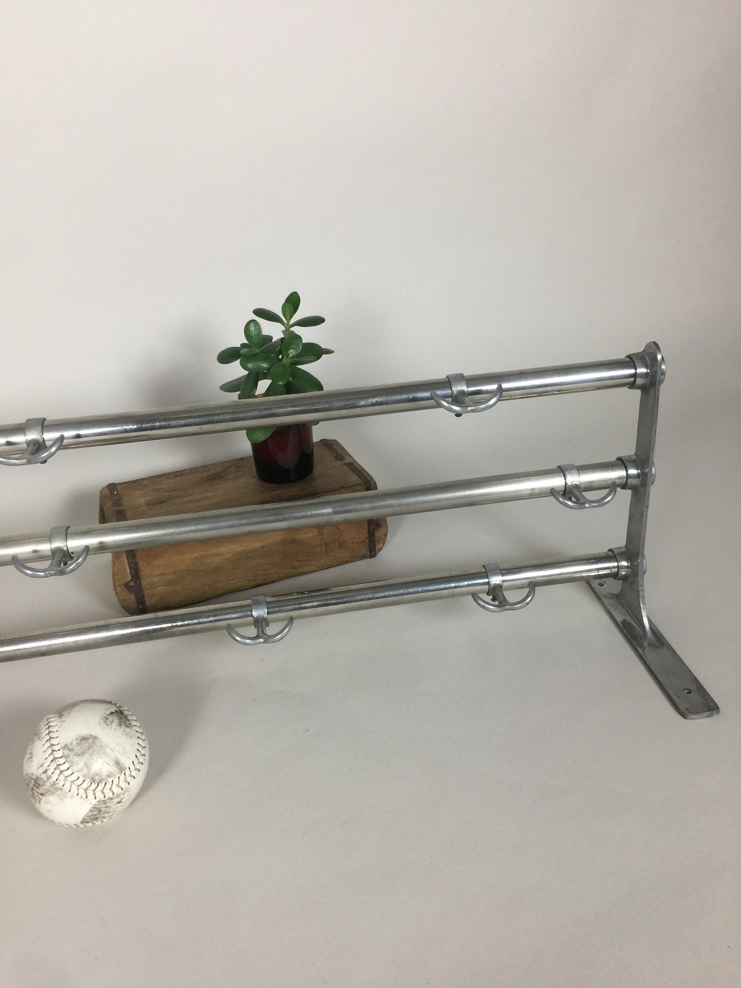 Rå och läcker hatthylla från polisstationen