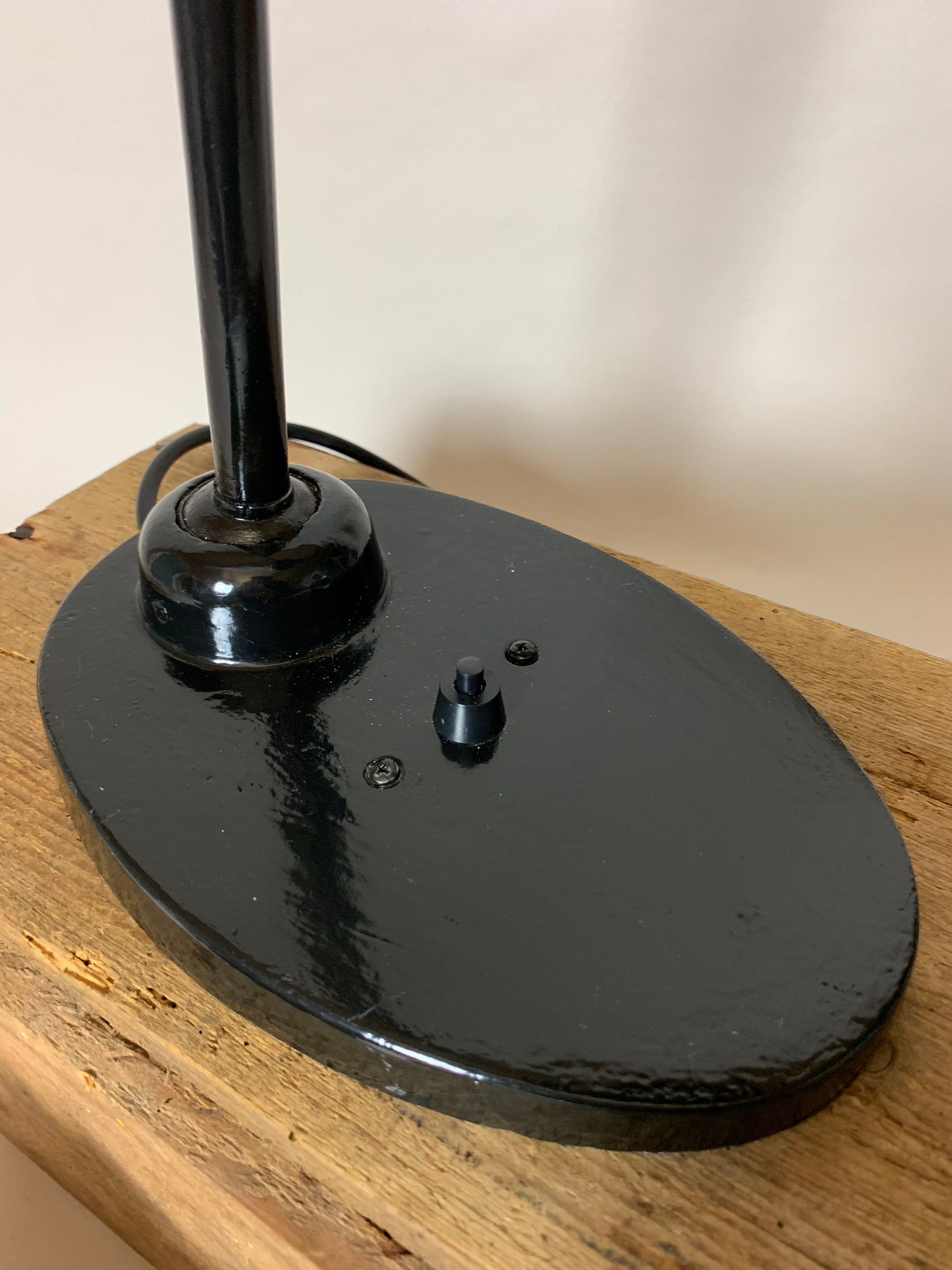 Vacker svart vintage lampa