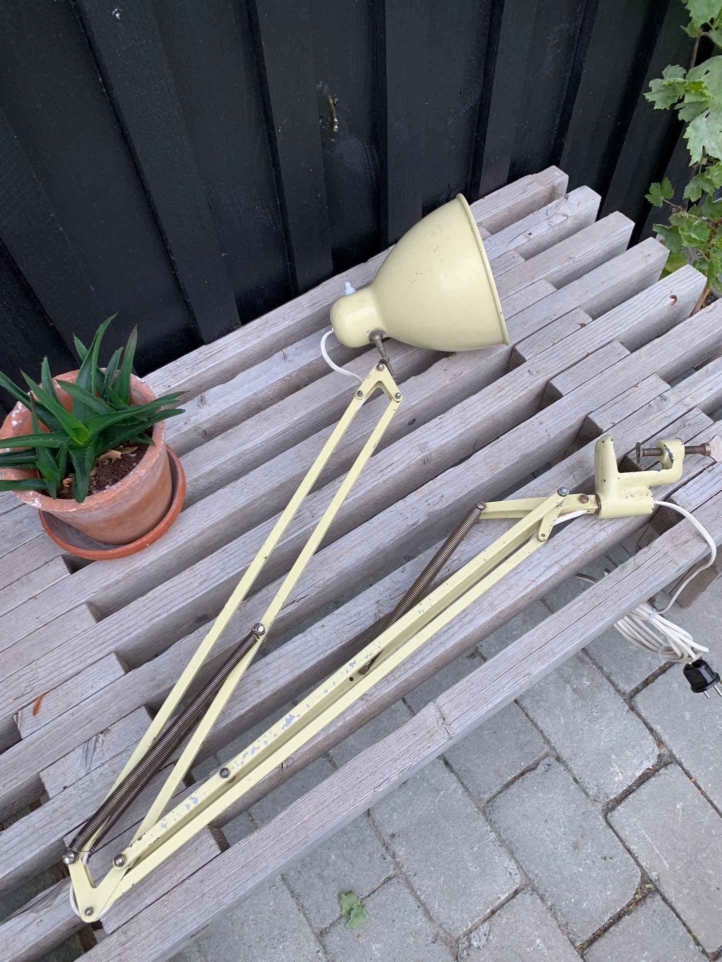 Vacker gammal Luxo lampa med roliga detaljer