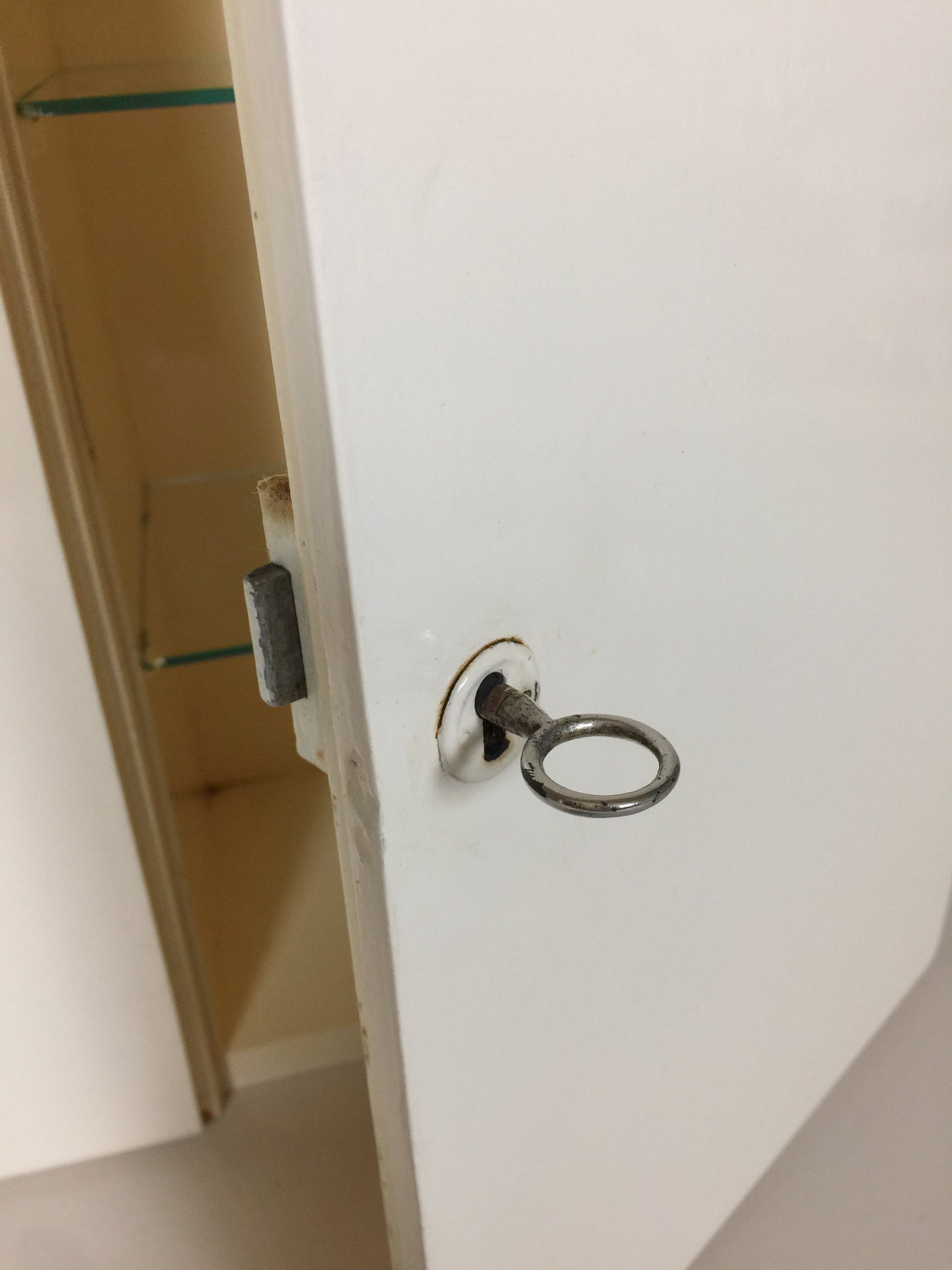 Fint medicinskåp med två luckor