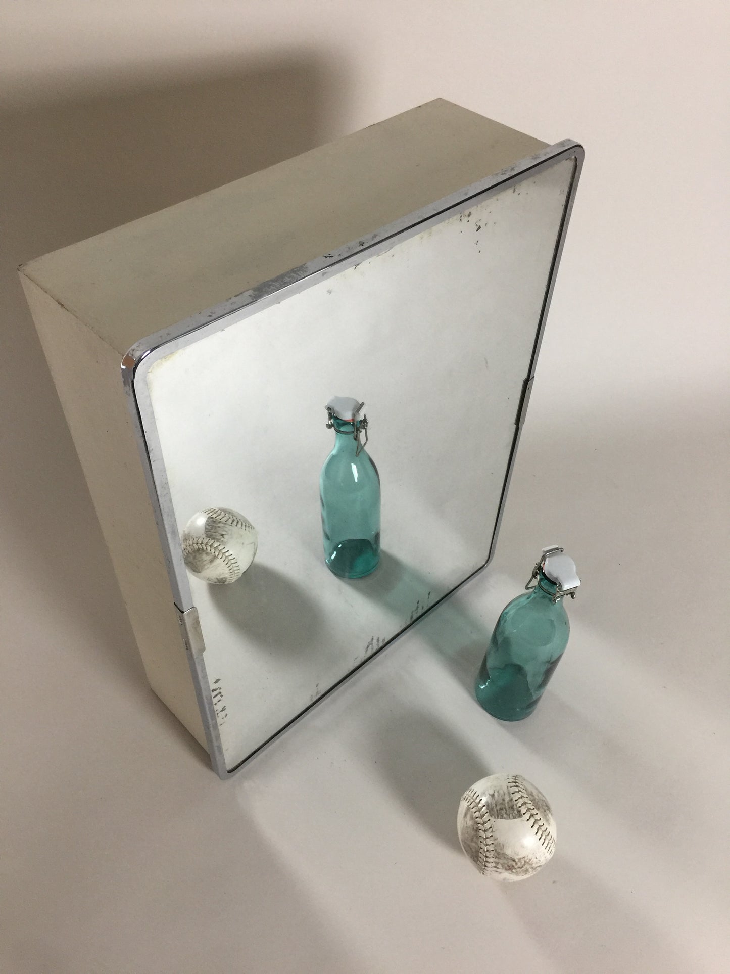 Medicinskåp i rå stil med spegel