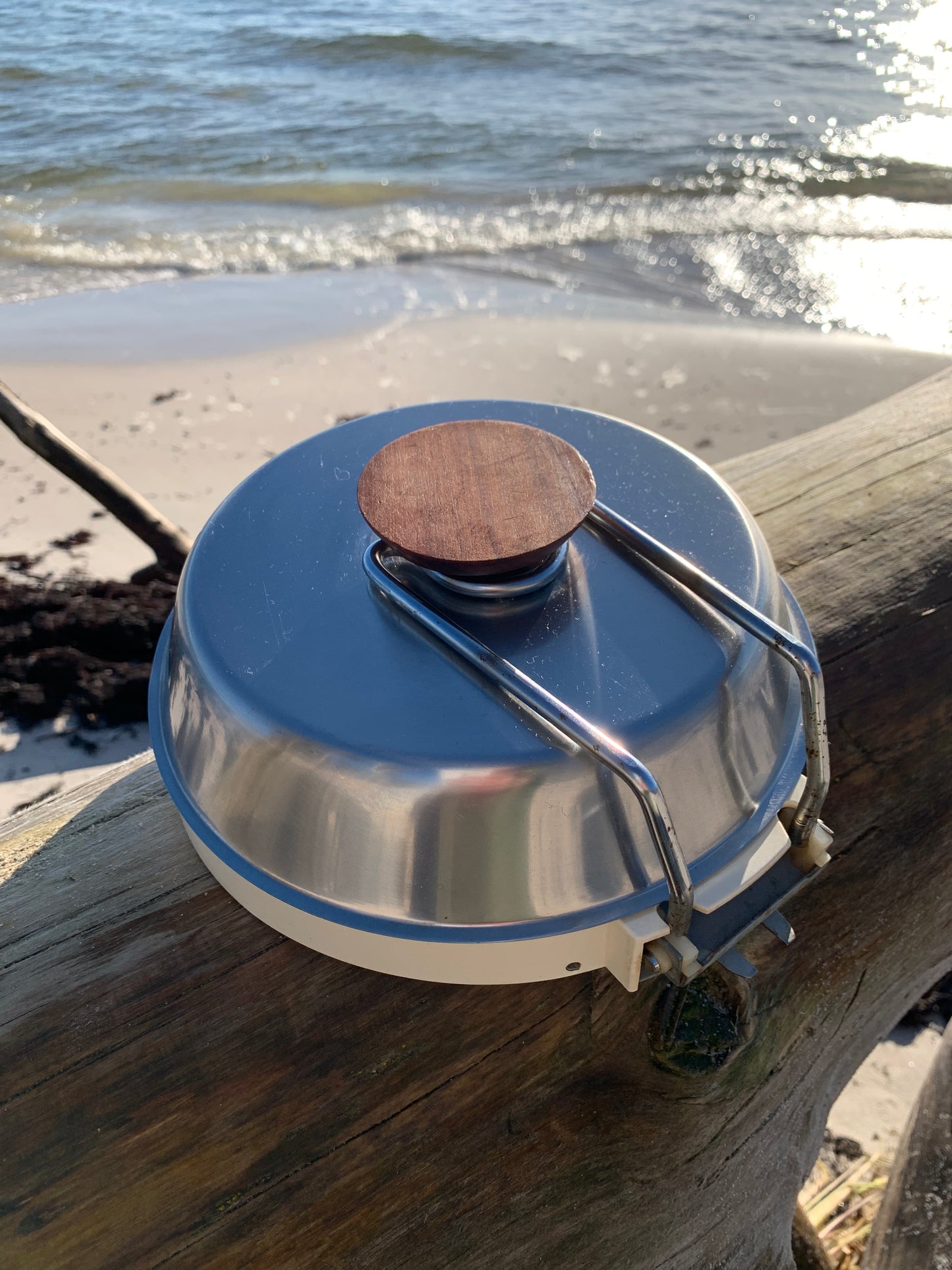 Vägghängd köksvåg med teakdetalj