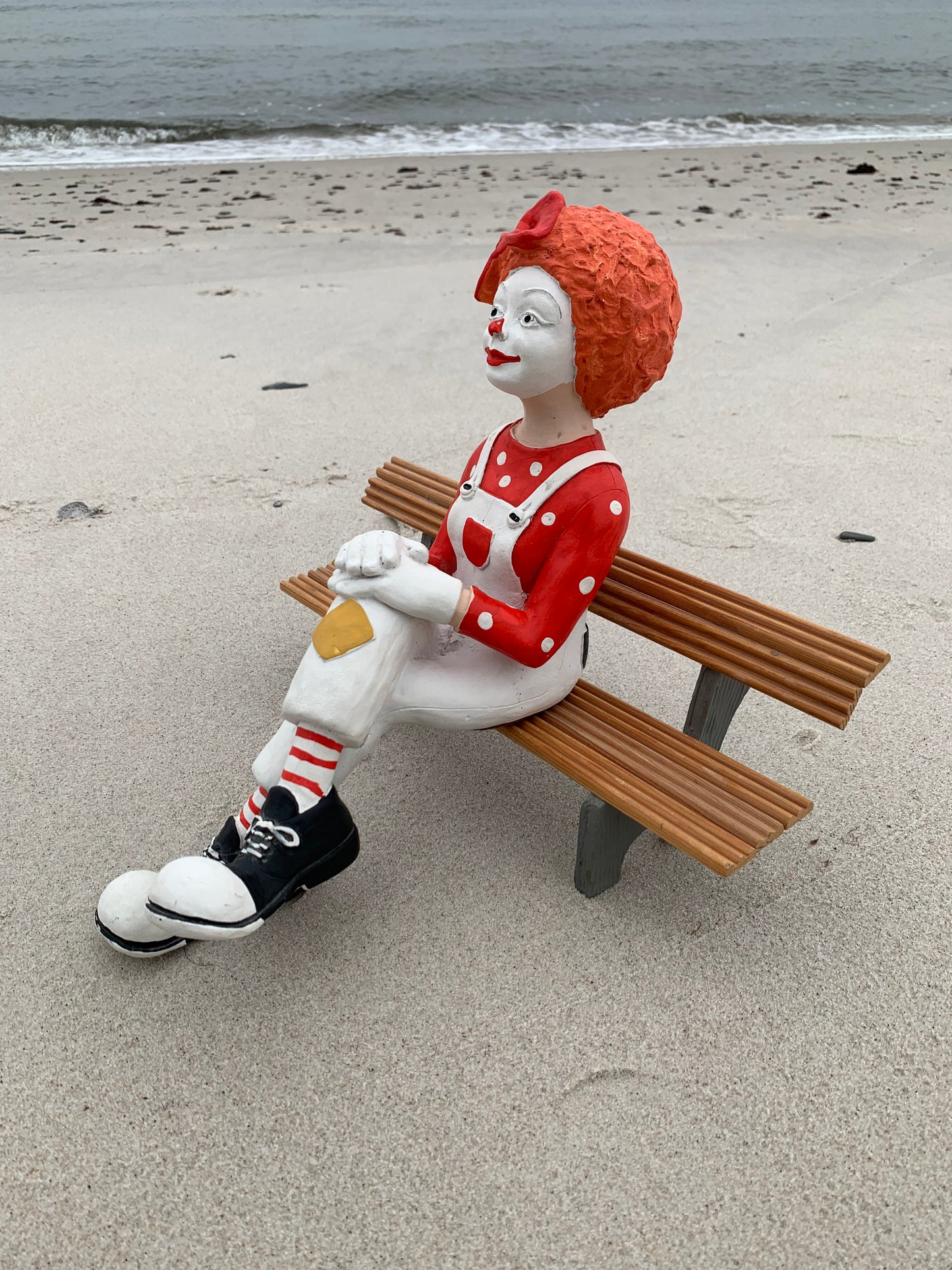 Clown på bänk