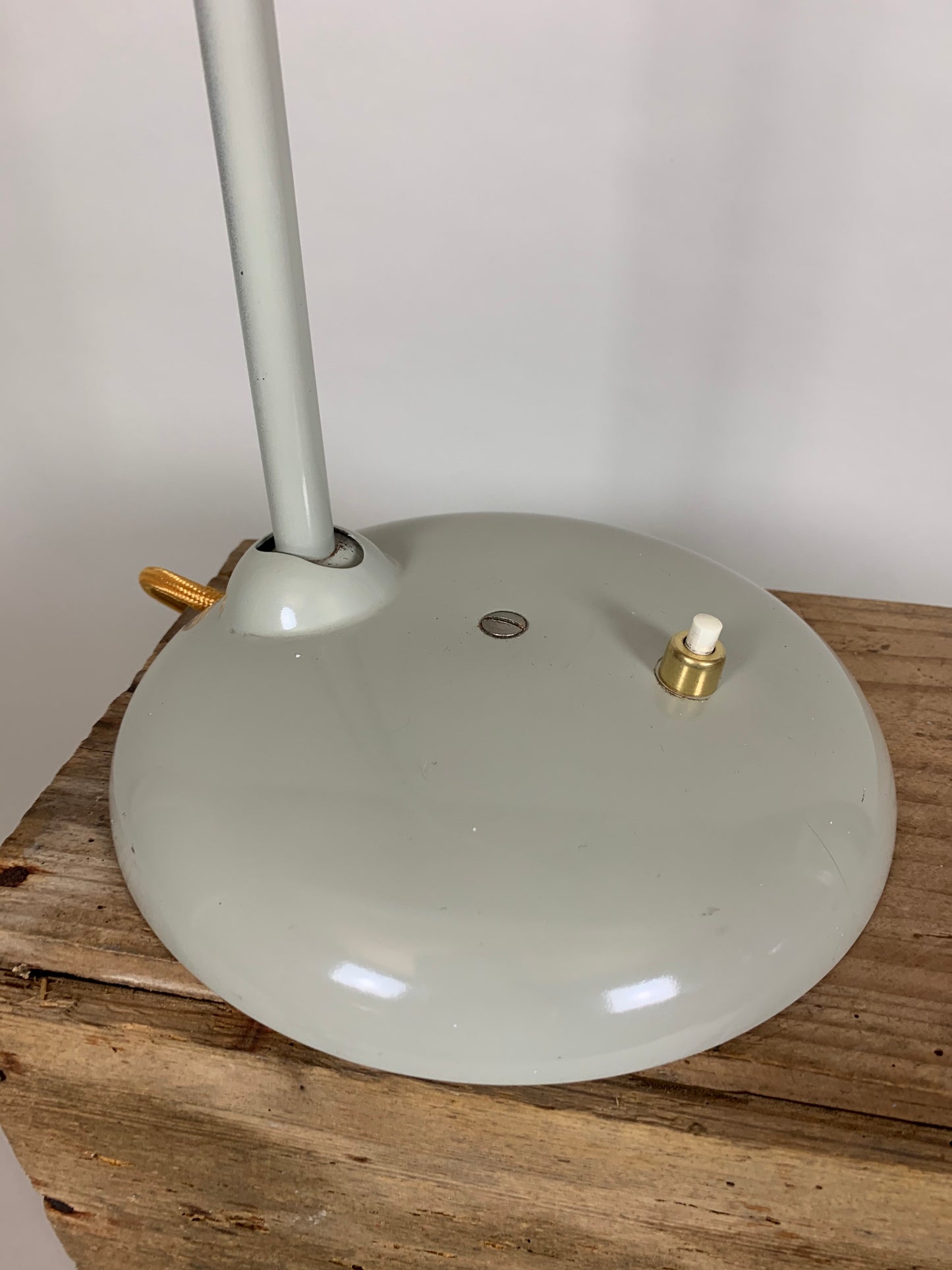 Grå Hala bordslampa med vackra mjuka linjer