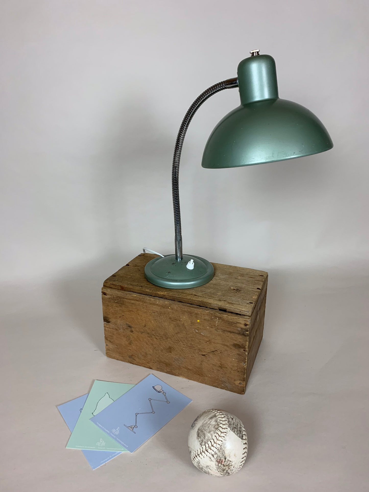 Fin grön fransk vintage bordslampa