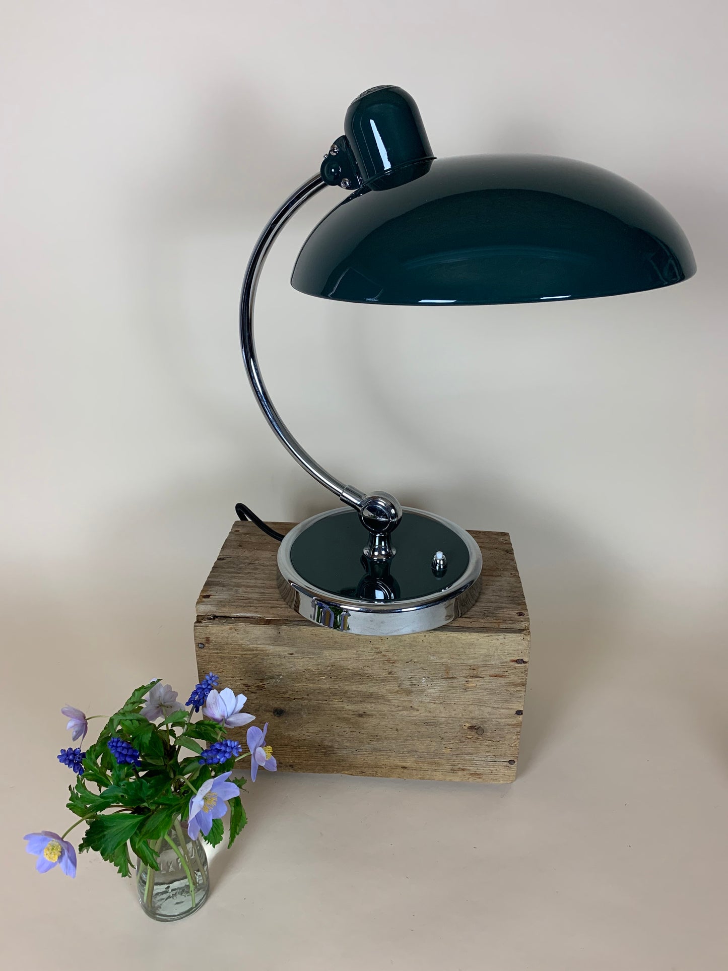 Kaiser Idell 6631 bordslampa i mörkgrön