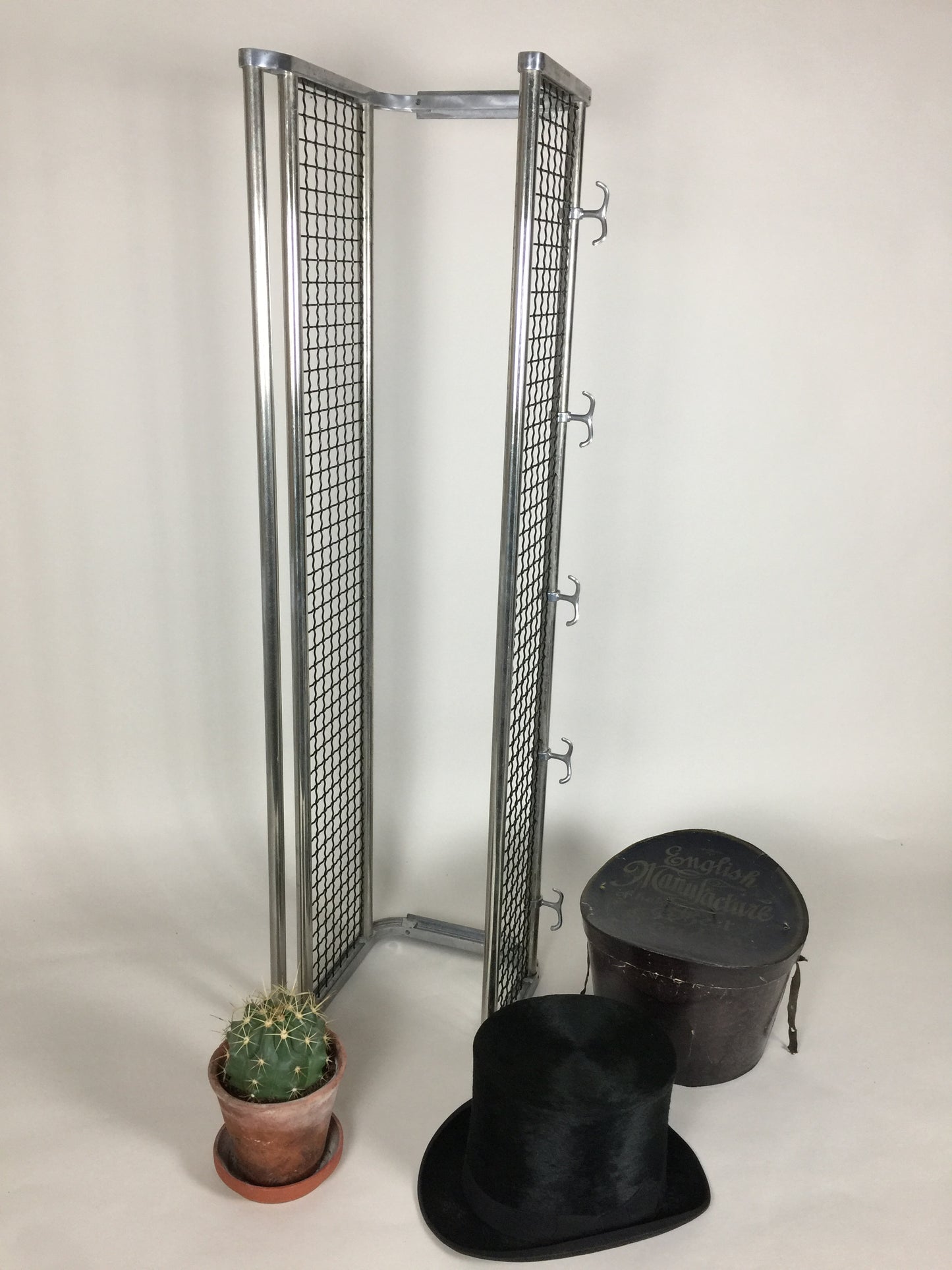 Industriell och stilren hatthylla