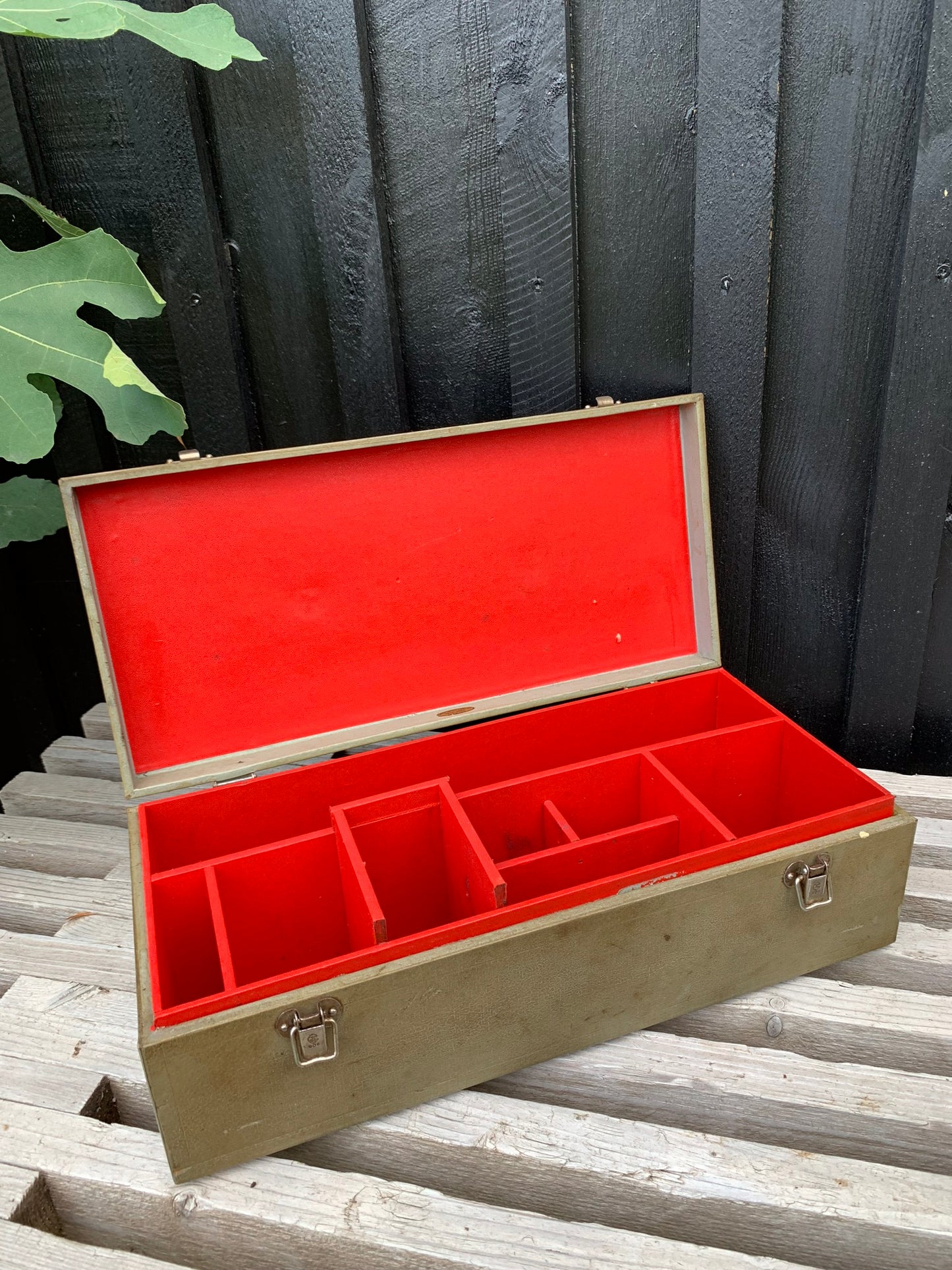 Box med små fack inuti