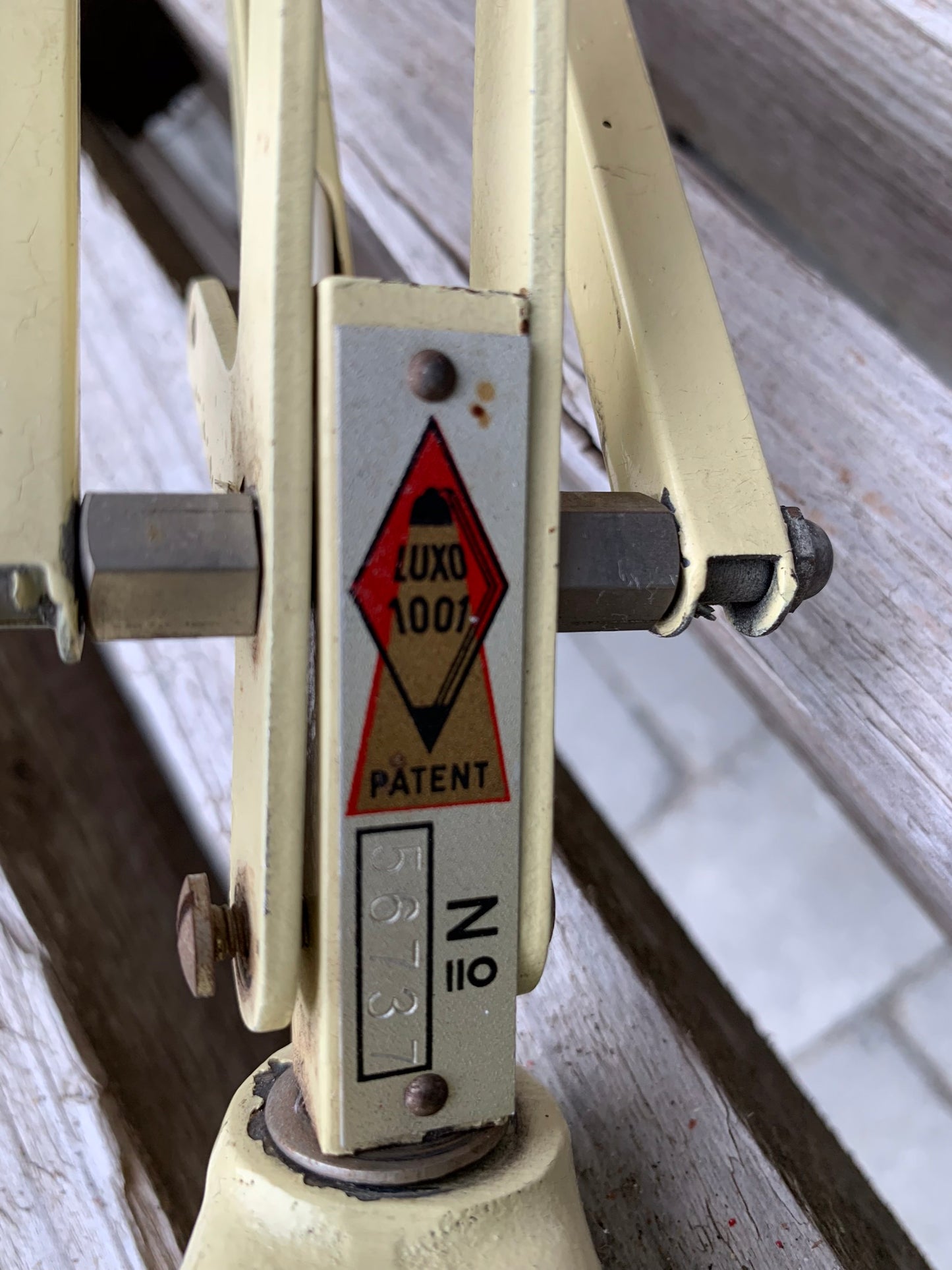 Vacker gammal Luxo lampa med roliga detaljer