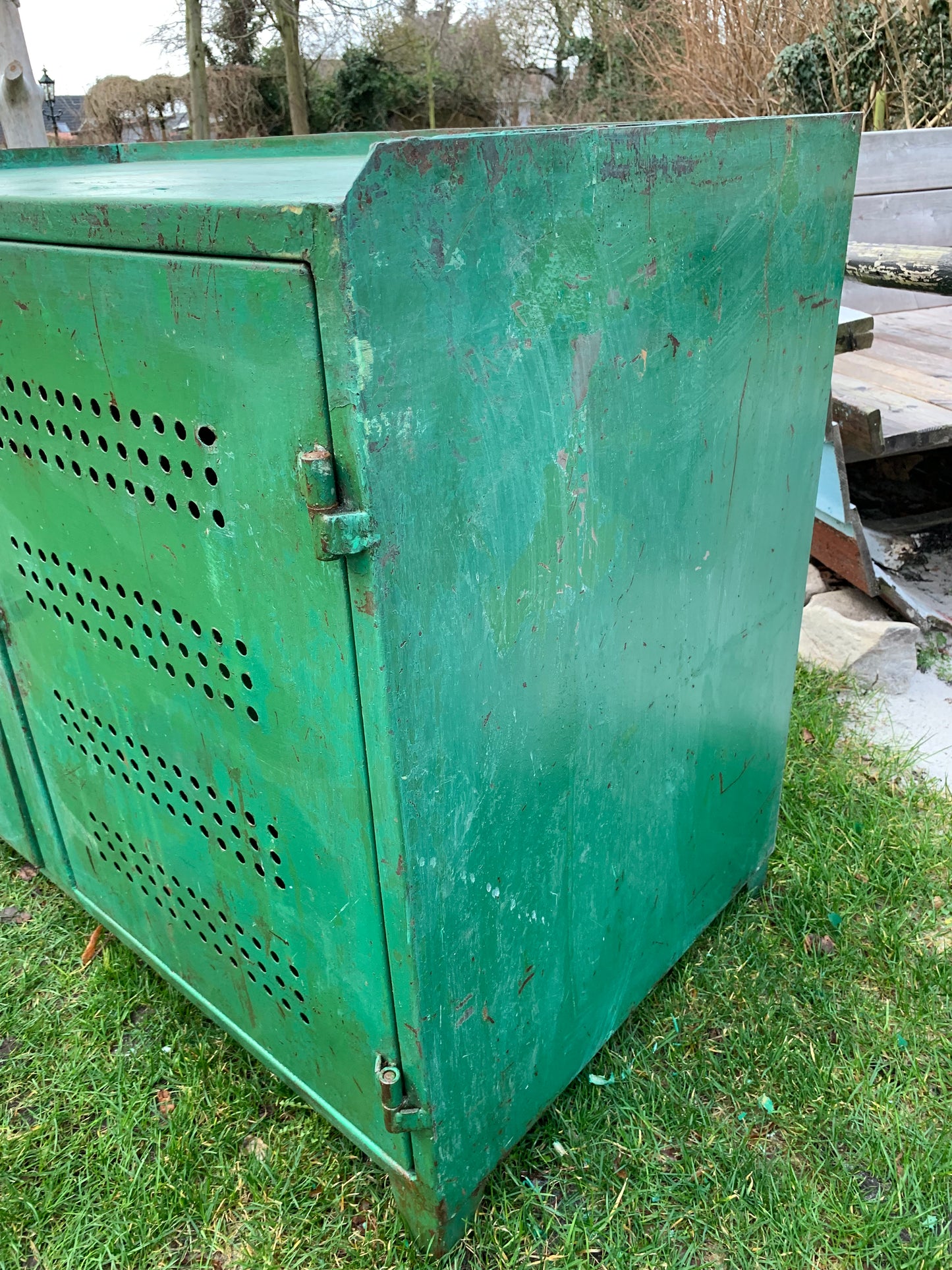 Grönt metallskåp/bord med massor av rå charm